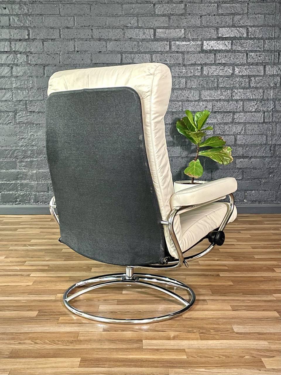Cuir Ekornes Stressless Chaise longue pivotante inclinable en cuir et chrome avec pouf en vente