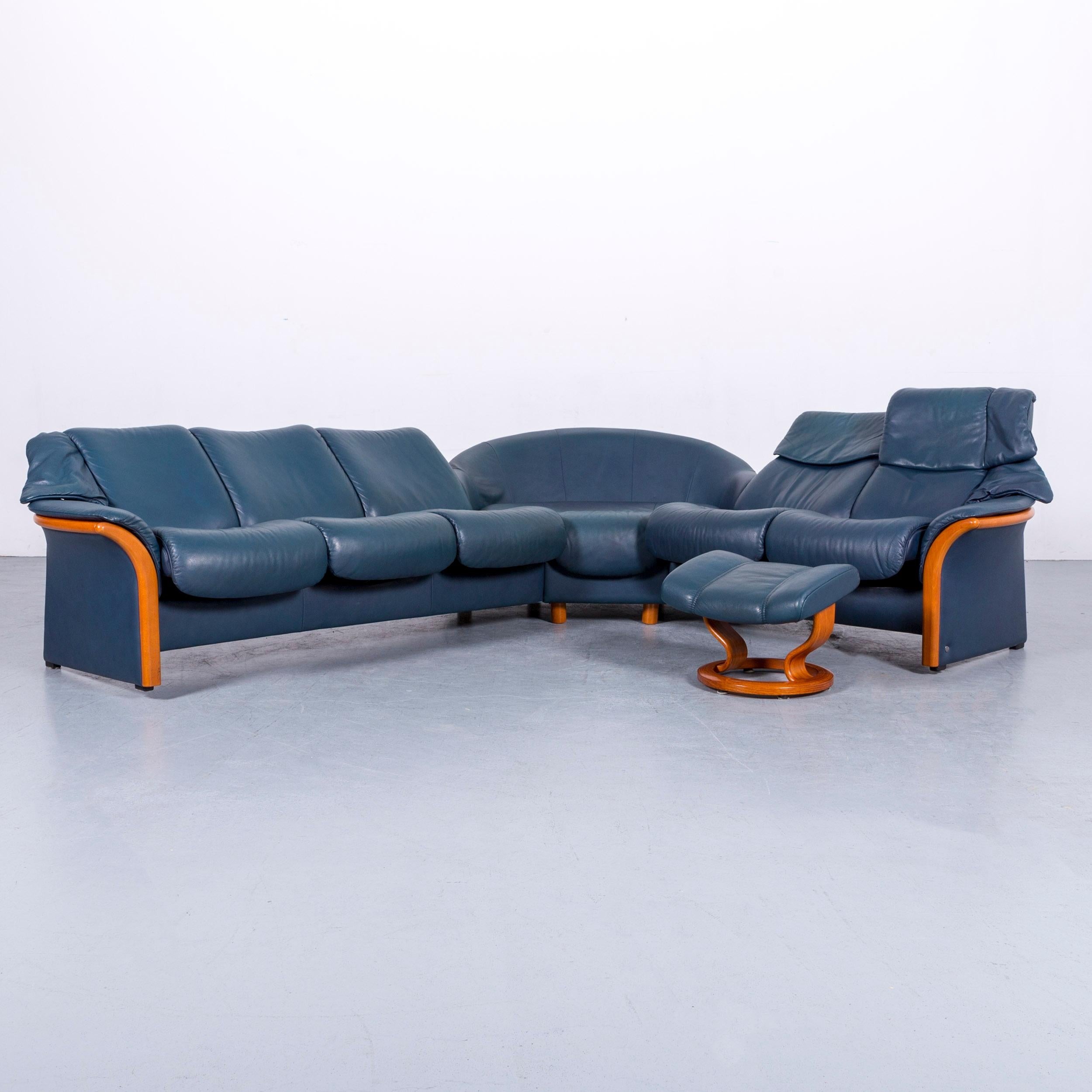 We bring to you an Ekornes Stressless leather corner sofa blue and foot-stool.