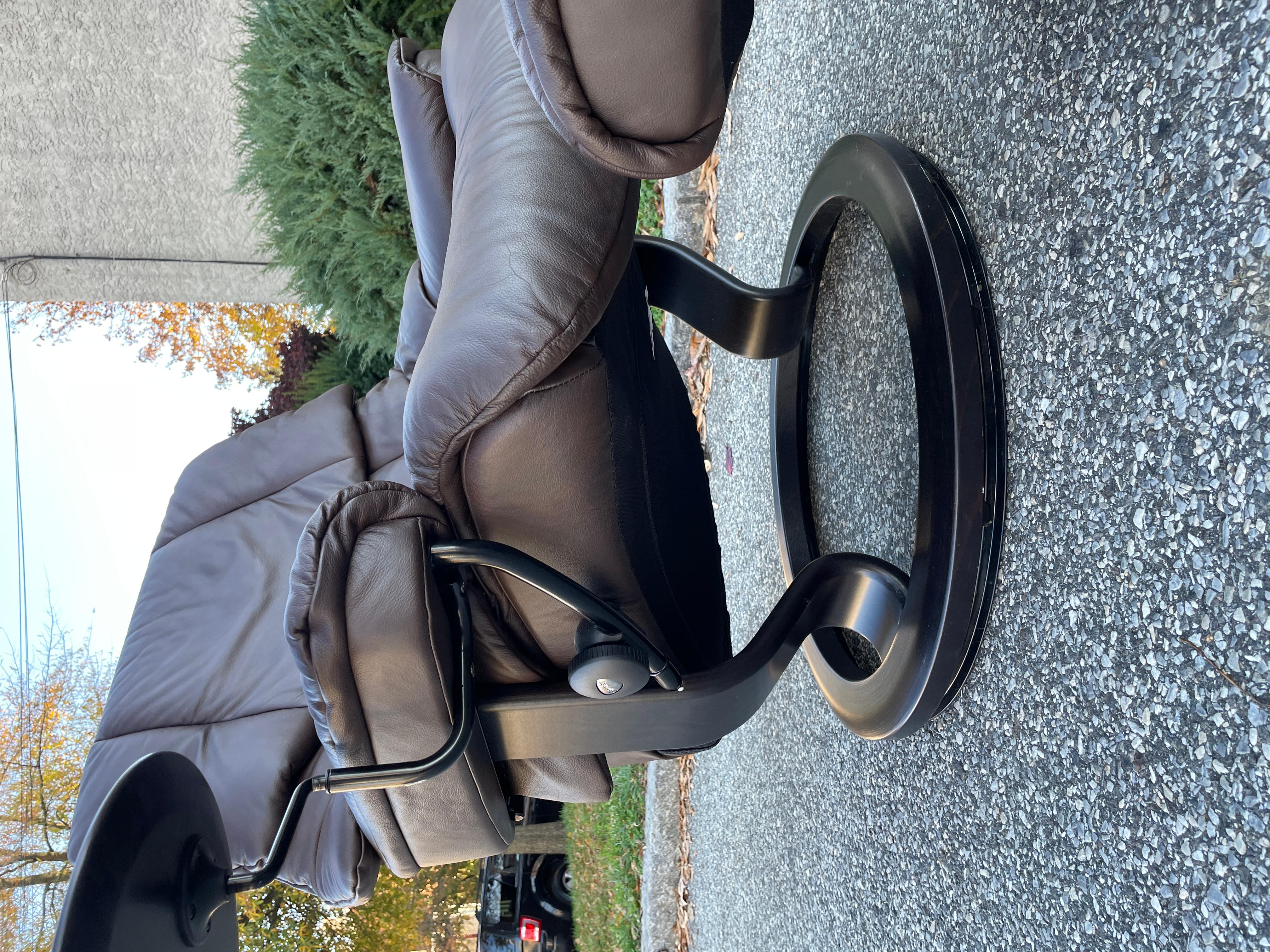 Ekornes Stressless Leather Recliner Chair with Table and Ottoman For Sale 4