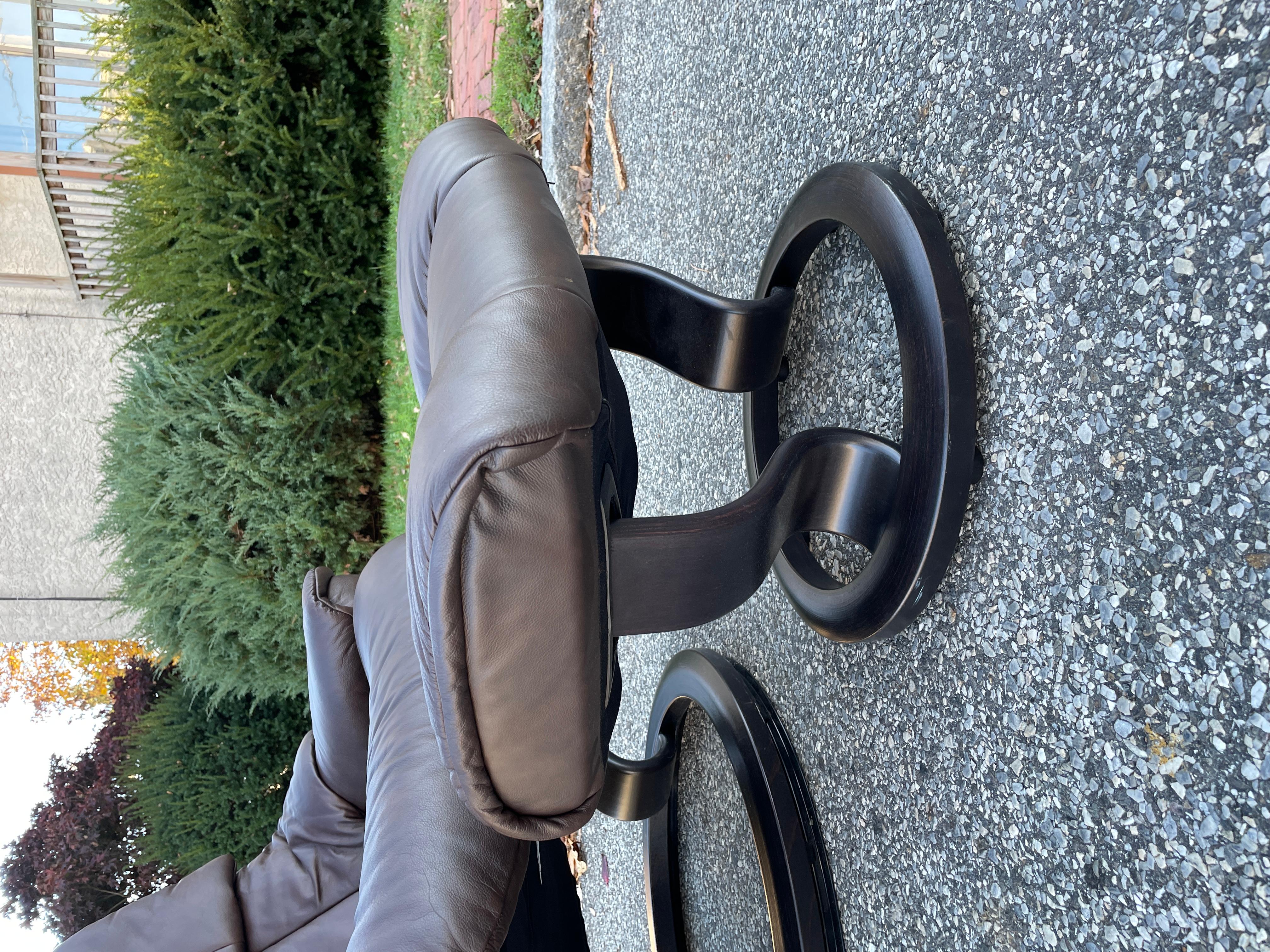 Ekornes Stressless Leather Recliner Chair with Table and Ottoman For Sale 5