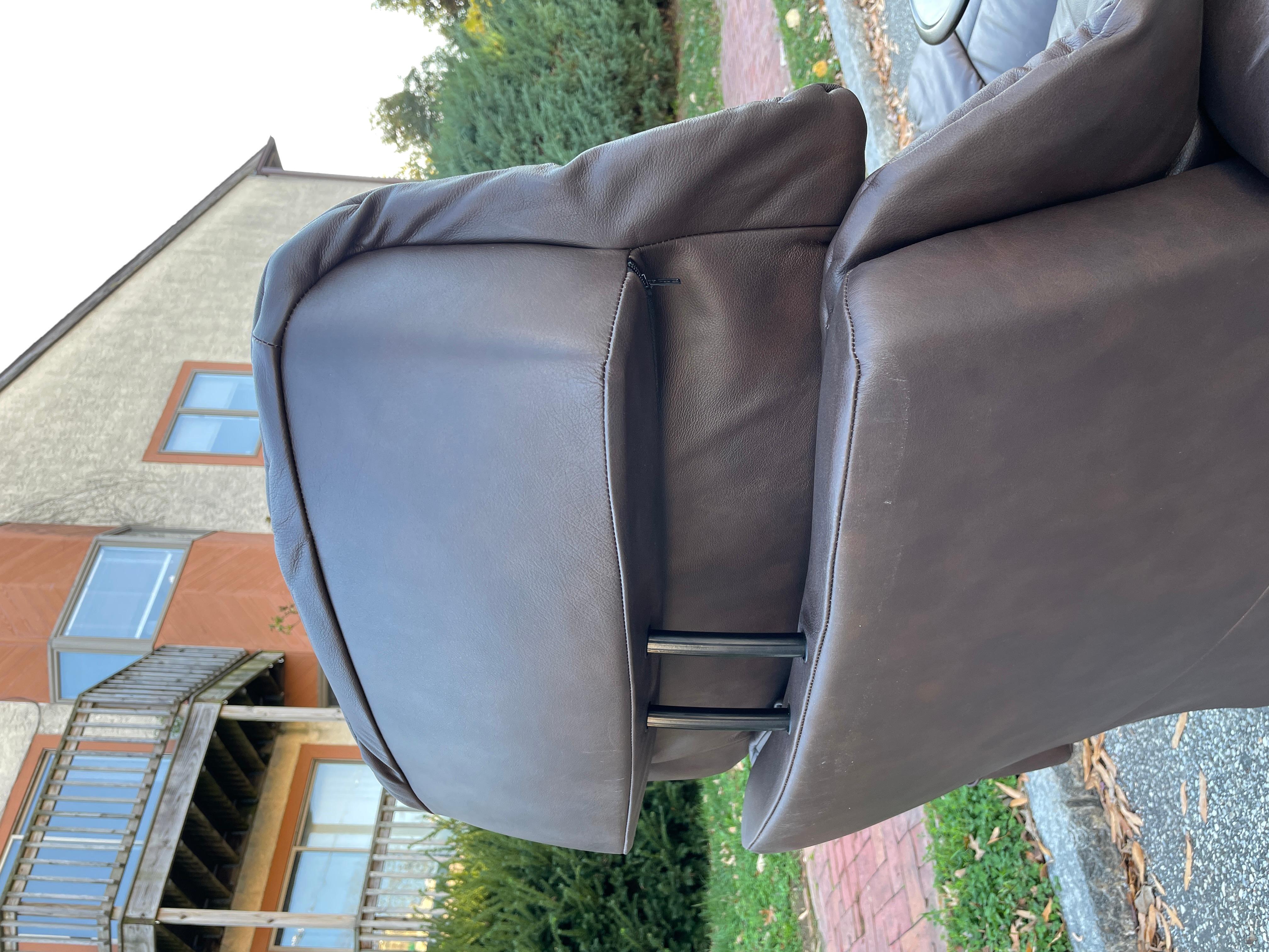 Ekornes Stressless Leather Recliner Chair with Table and Ottoman In Excellent Condition For Sale In Media, PA