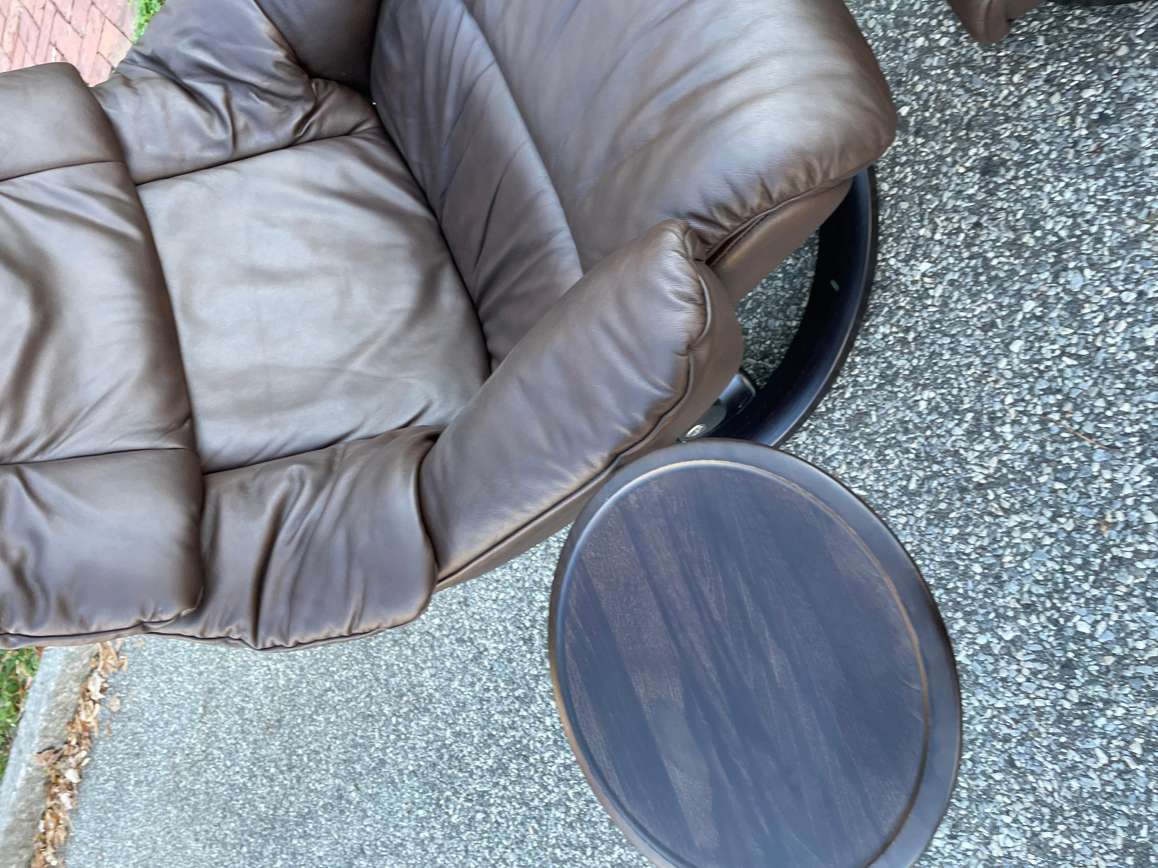 Ekornes Stressless Leather Recliner Chair with Table and Ottoman For Sale 1
