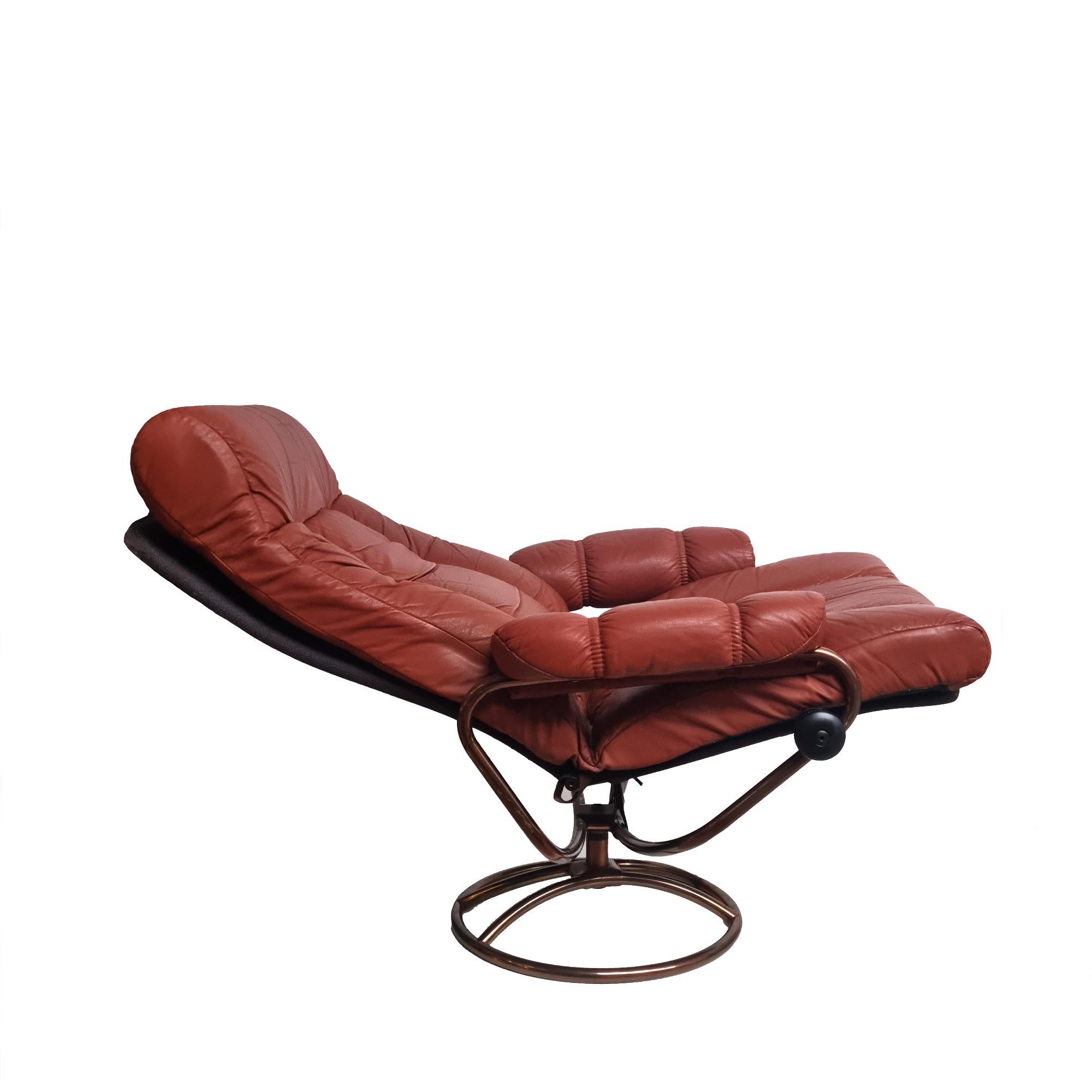 Stressless Norwegian swivel chair from the 1970s, in original vintage condition. Featuring original brown leather, a rounded base, and adjustable seats and backrests, this chair is crafted by the Danish company Ekornes as part of their Stressless