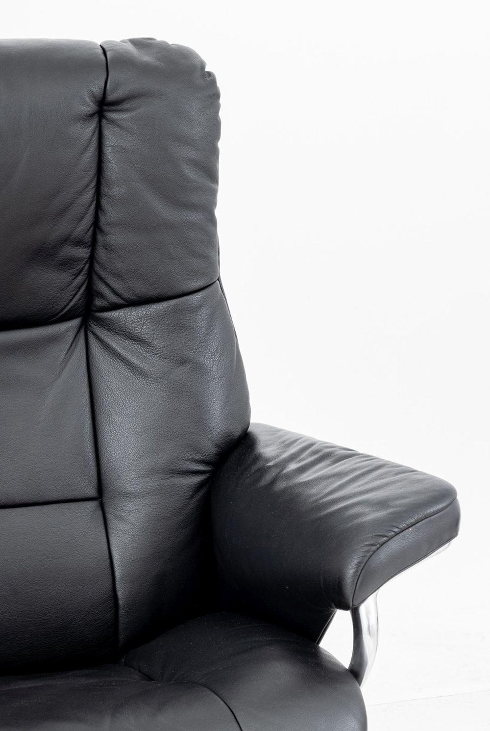 Ekornes Stressless Black Leather Lounge Chair and Ottoman, la chaise avec hauteur réglable, mécanisme de pivotement et de basculement, chacune avec des pieds tripodes en aluminium montés sur des bases circulaires en bois ébonisé, étiquettes
