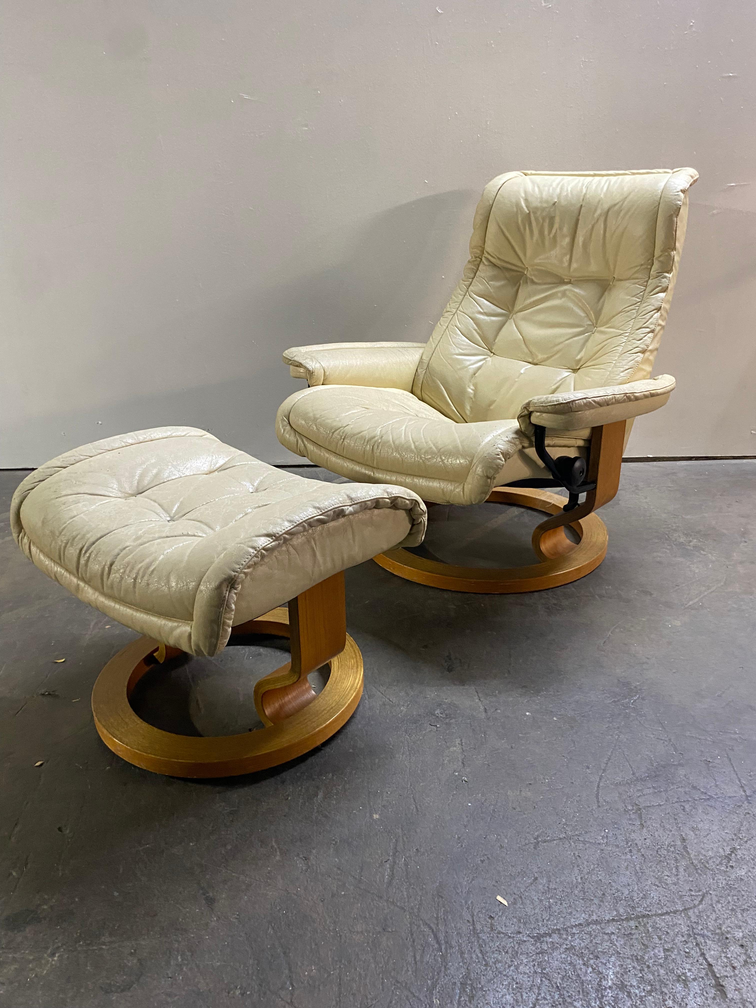 Ekornes Stressless post modern lounge chair and ottoman. This chair features cream off white leather and bentwood frame. It can recline and lock at multiple angles for comfort and support. Postmodern version of the Stressless chair production