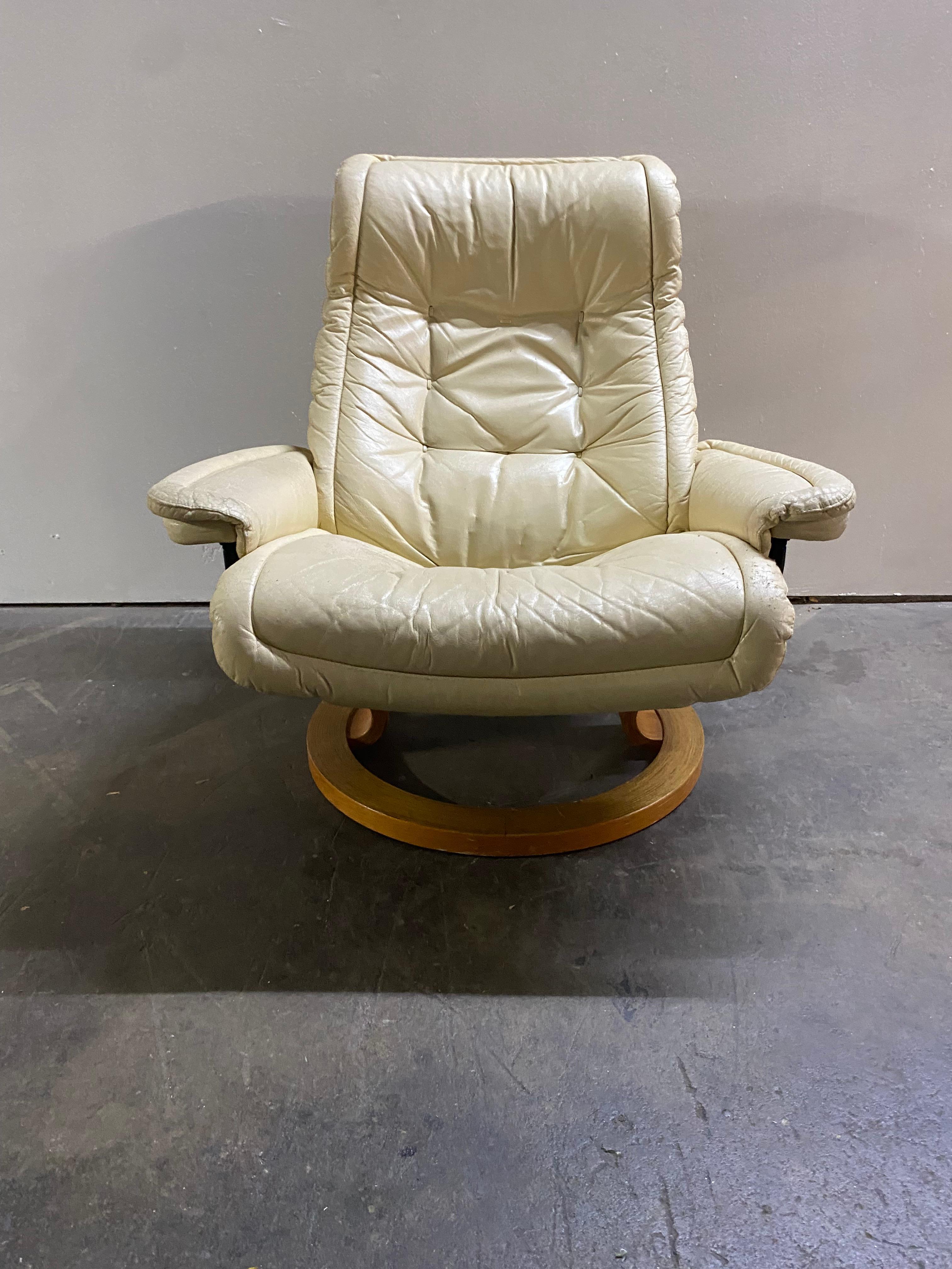 Scandinavian Modern Ekornes Stressless Lounge Chair and Ottoman in Cream Leather and Bentwood Frame
