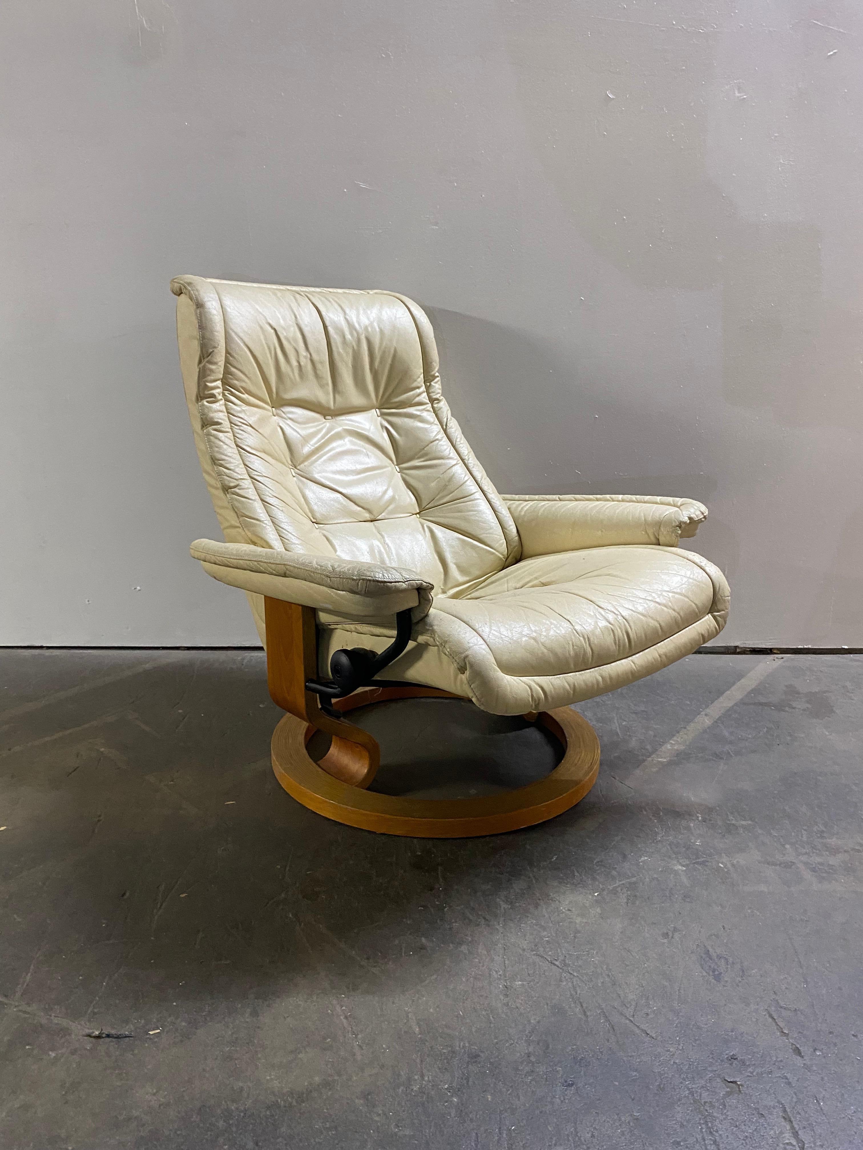 Norwegian Ekornes Stressless Lounge Chair and Ottoman in Cream Leather and Bentwood Frame