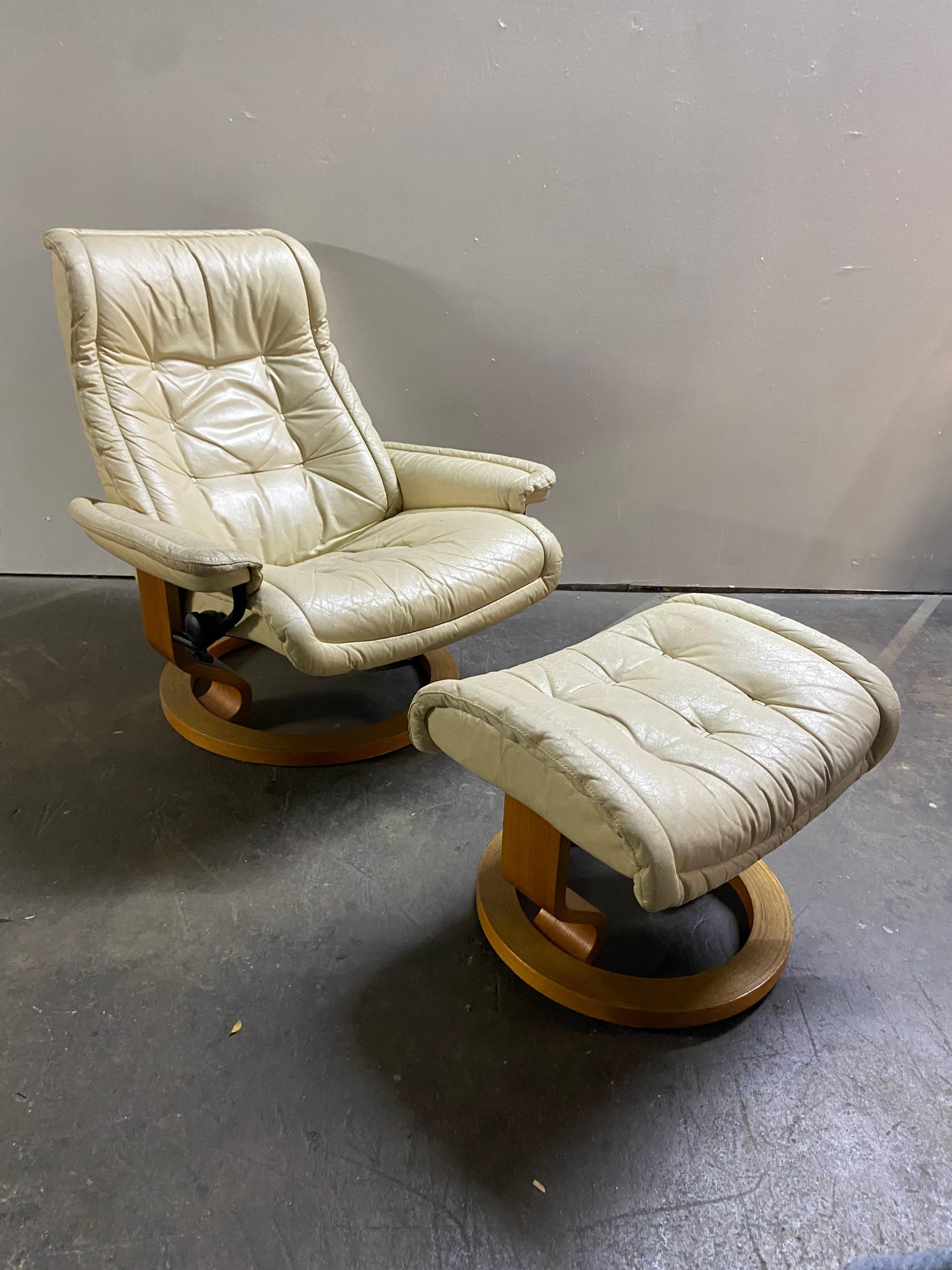 Ekornes Stressless Lounge Chair and Ottoman in Cream Leather and Bentwood Frame In Fair Condition In Brooklyn, NY