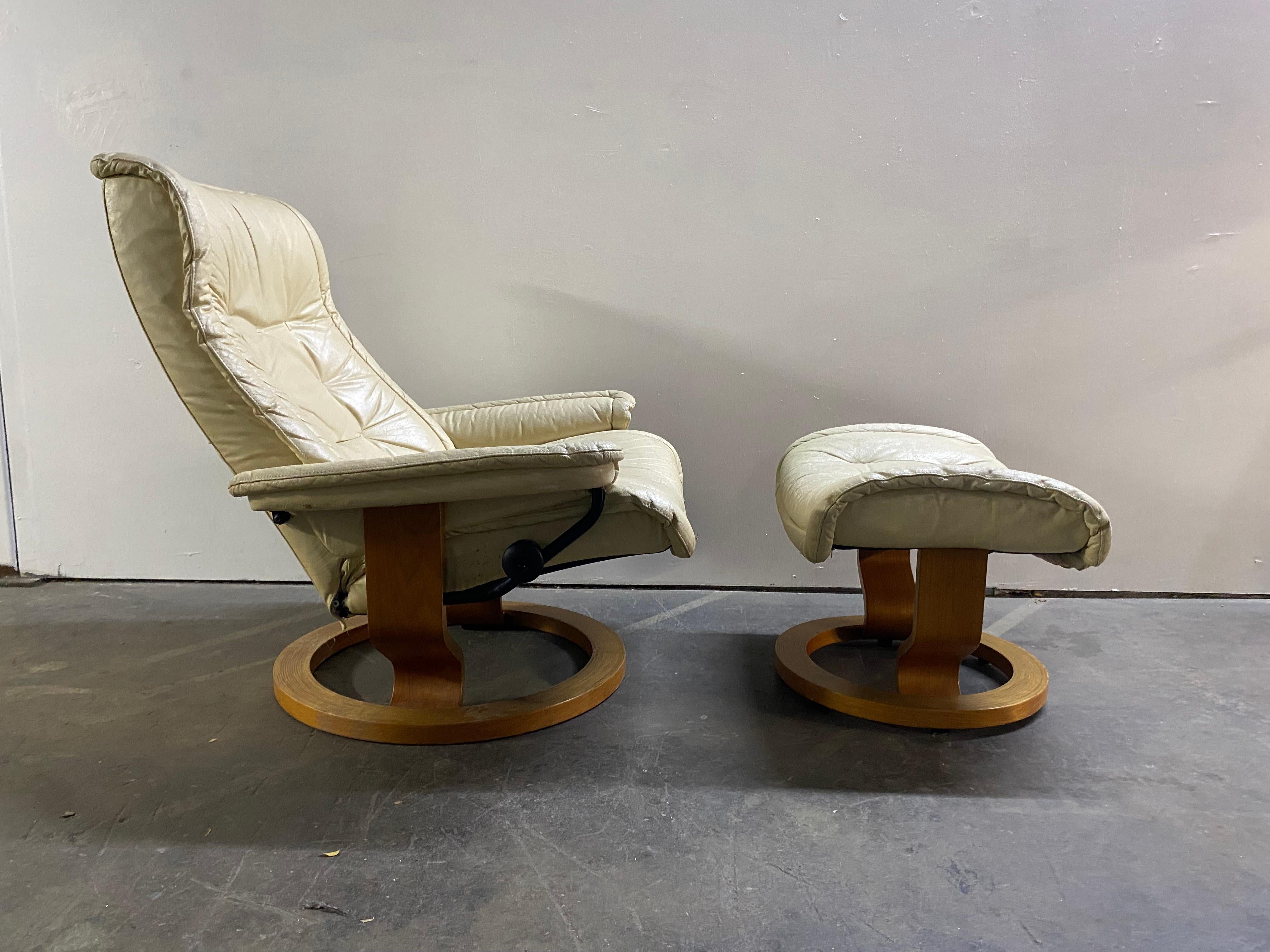 20th Century Ekornes Stressless Lounge Chair and Ottoman in Cream Leather and Bentwood Frame