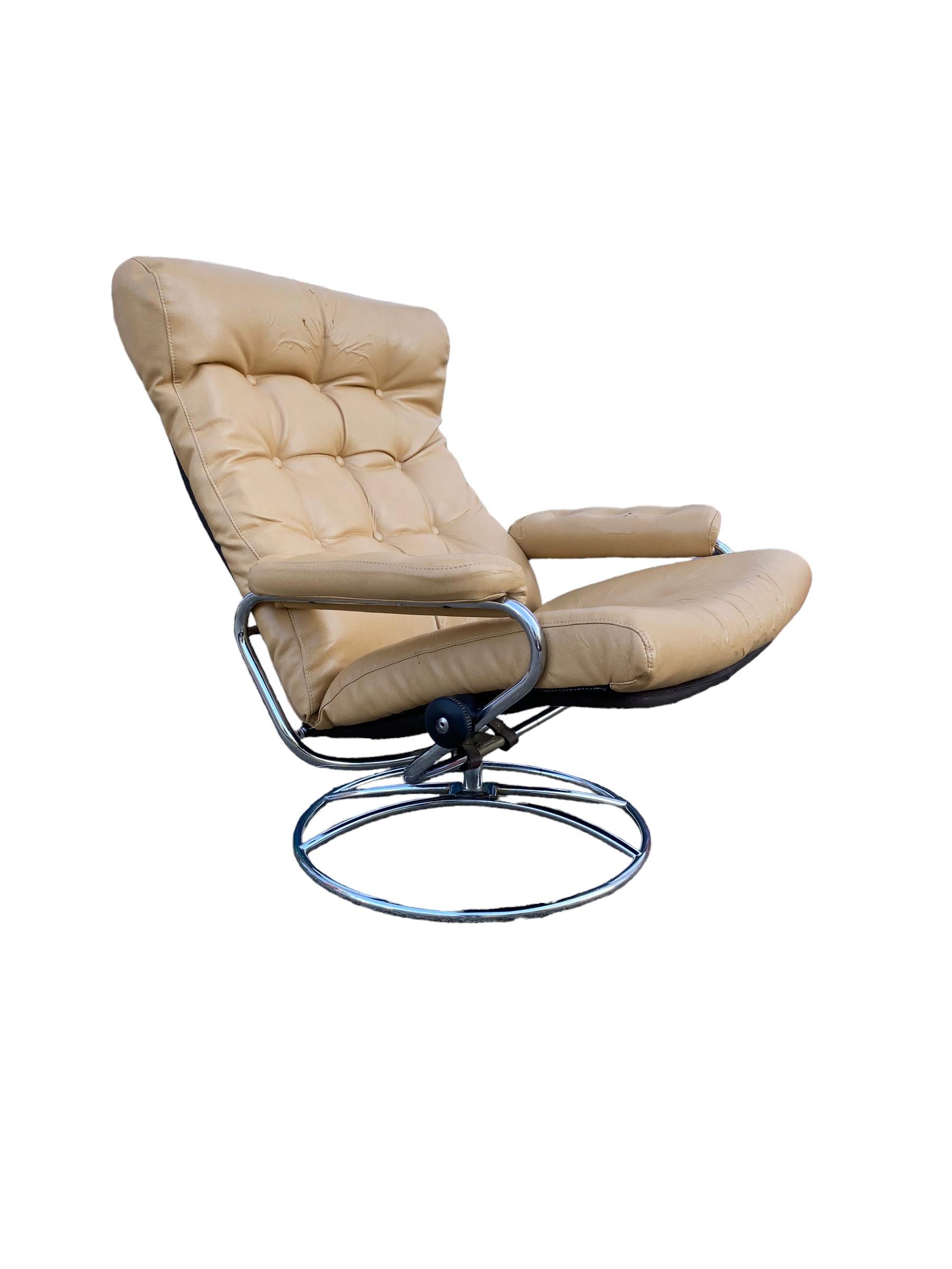 Sedia da salotto reclinabile e pouf Ekornes Stressless. Elegante design scandinavo di metà secolo con struttura tubolare piegata in cromo e cuscino in pelle bonded color crema. Rilassati comodamente con questo design senza tempo.
Venduto nelle