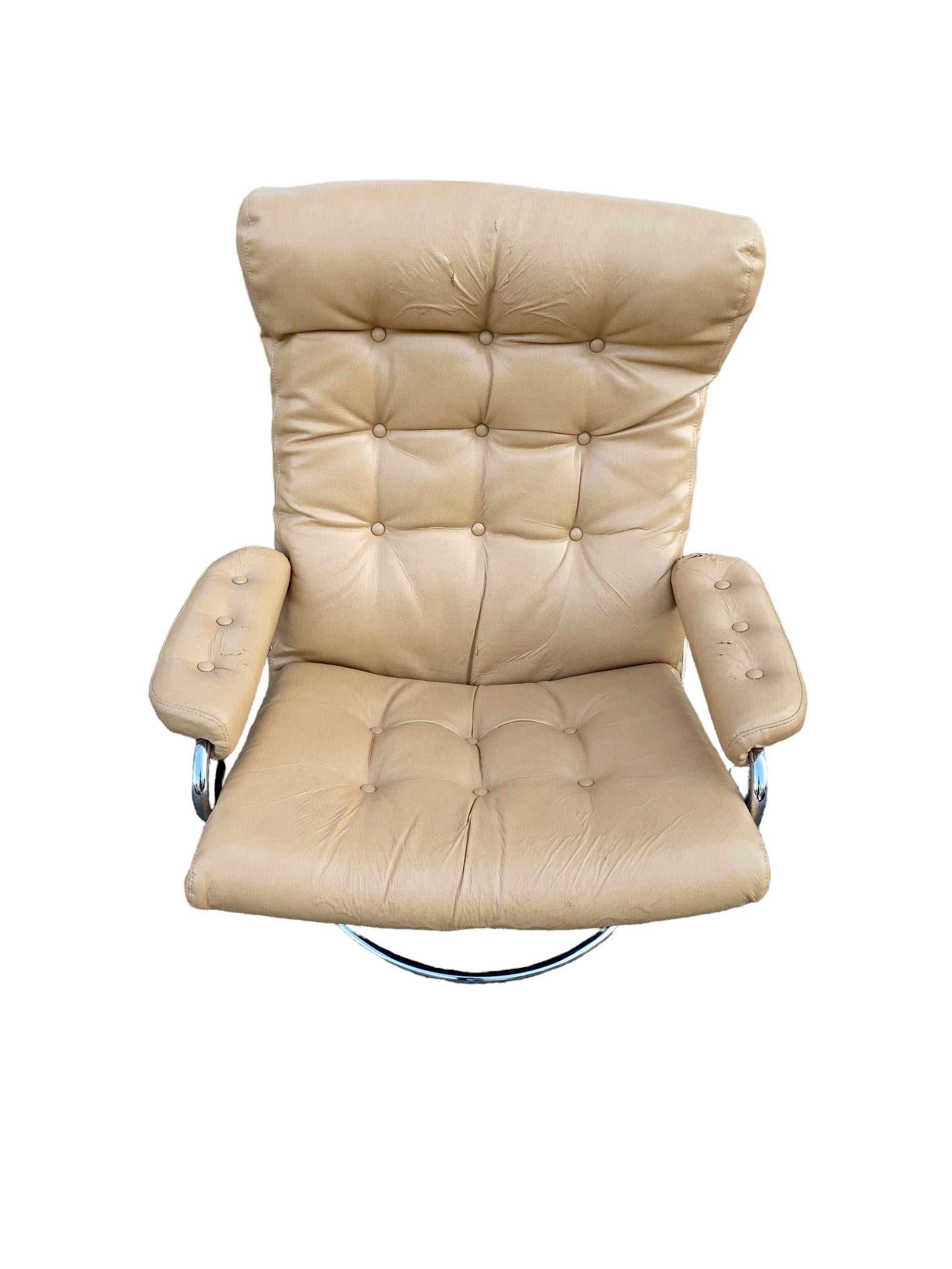 Mid-Century moderno Ekornes Stressless Lounge Chair e Ottoman con nuova tappezzeria personalizzata in vendita