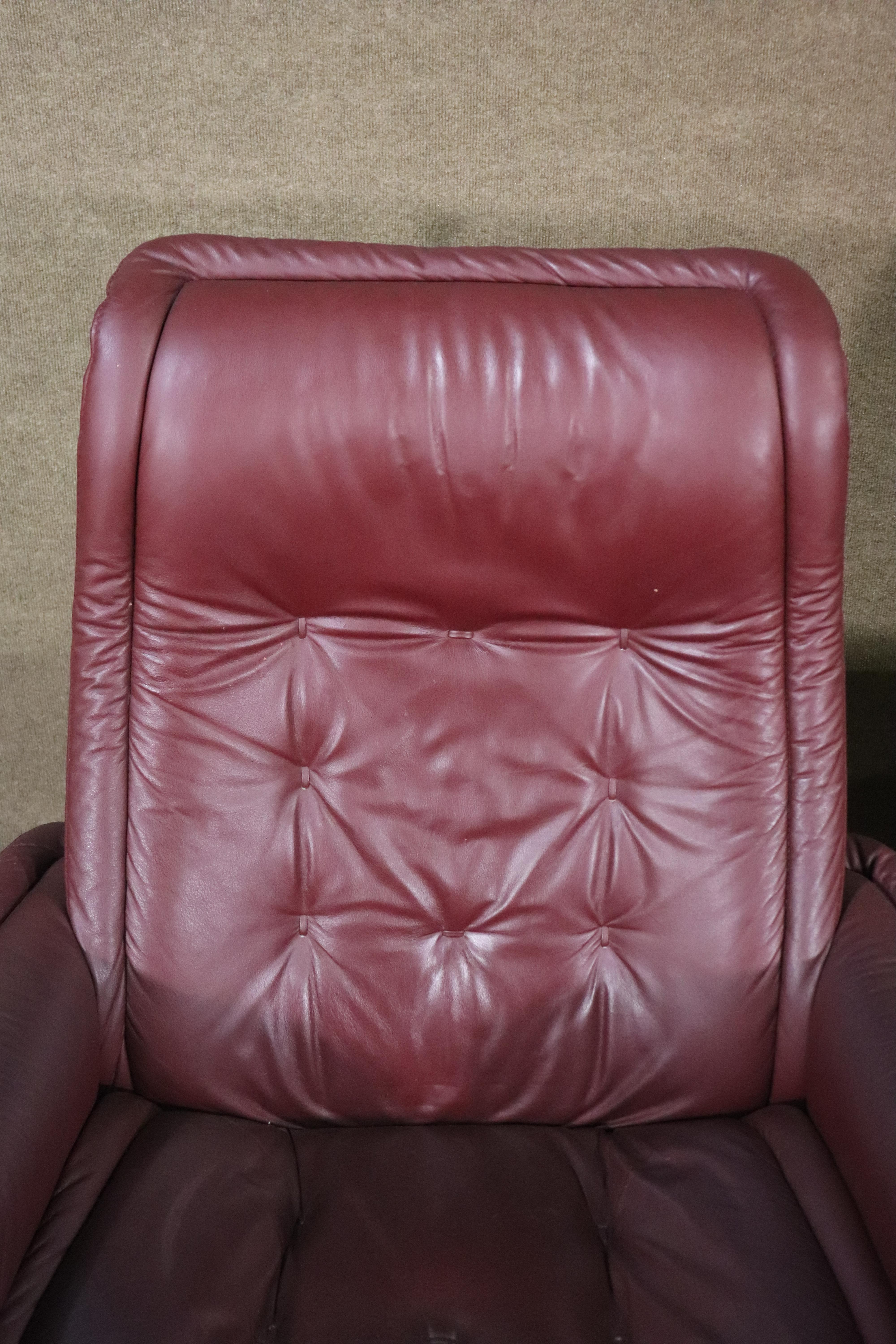 Mid-Century Modern Ekornes 'Stressless' Lounge Chair w/ Ottoman For Sale
