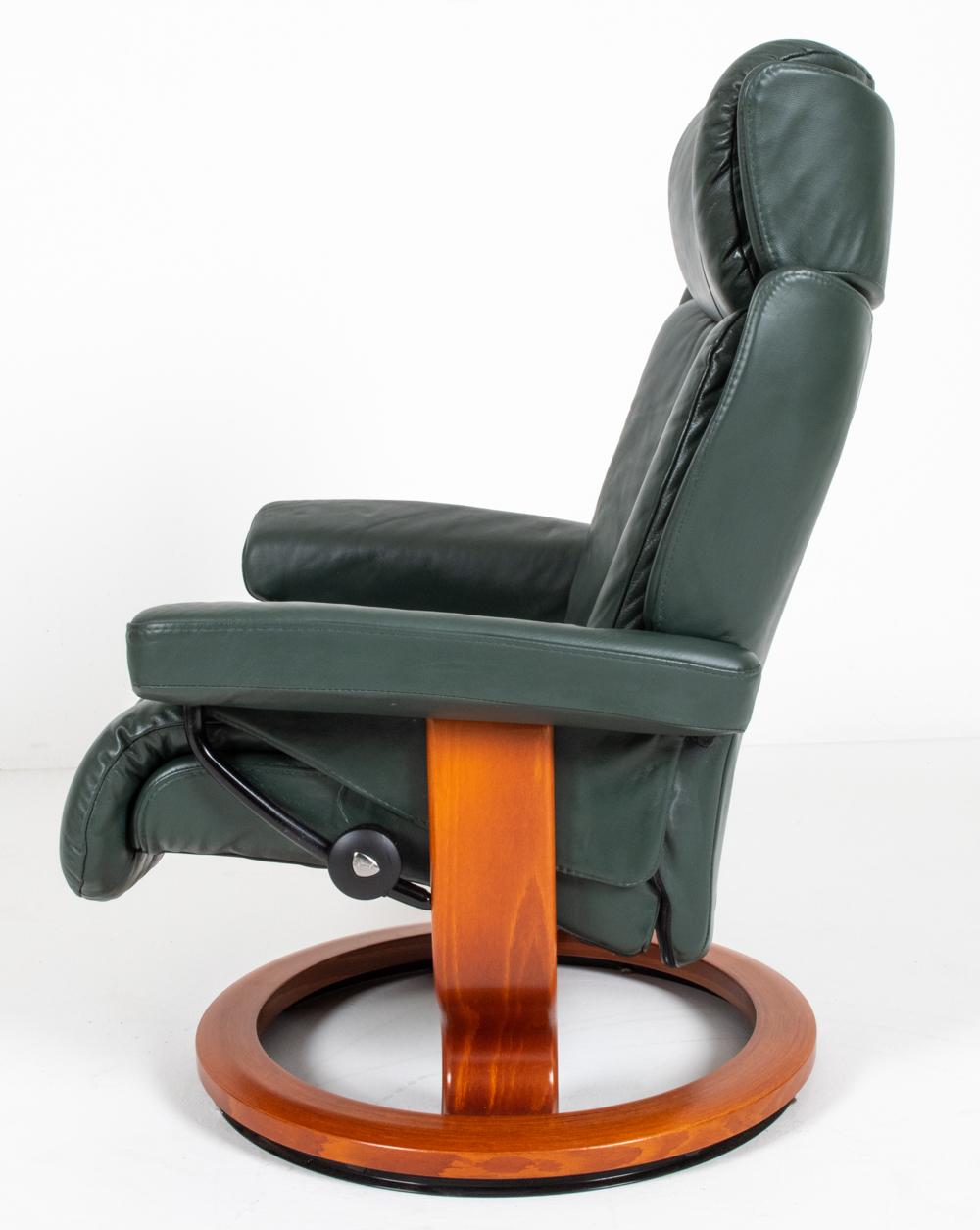 Cuir Ekornes Stressless Magic Lounge Chair & Ottoman en vente