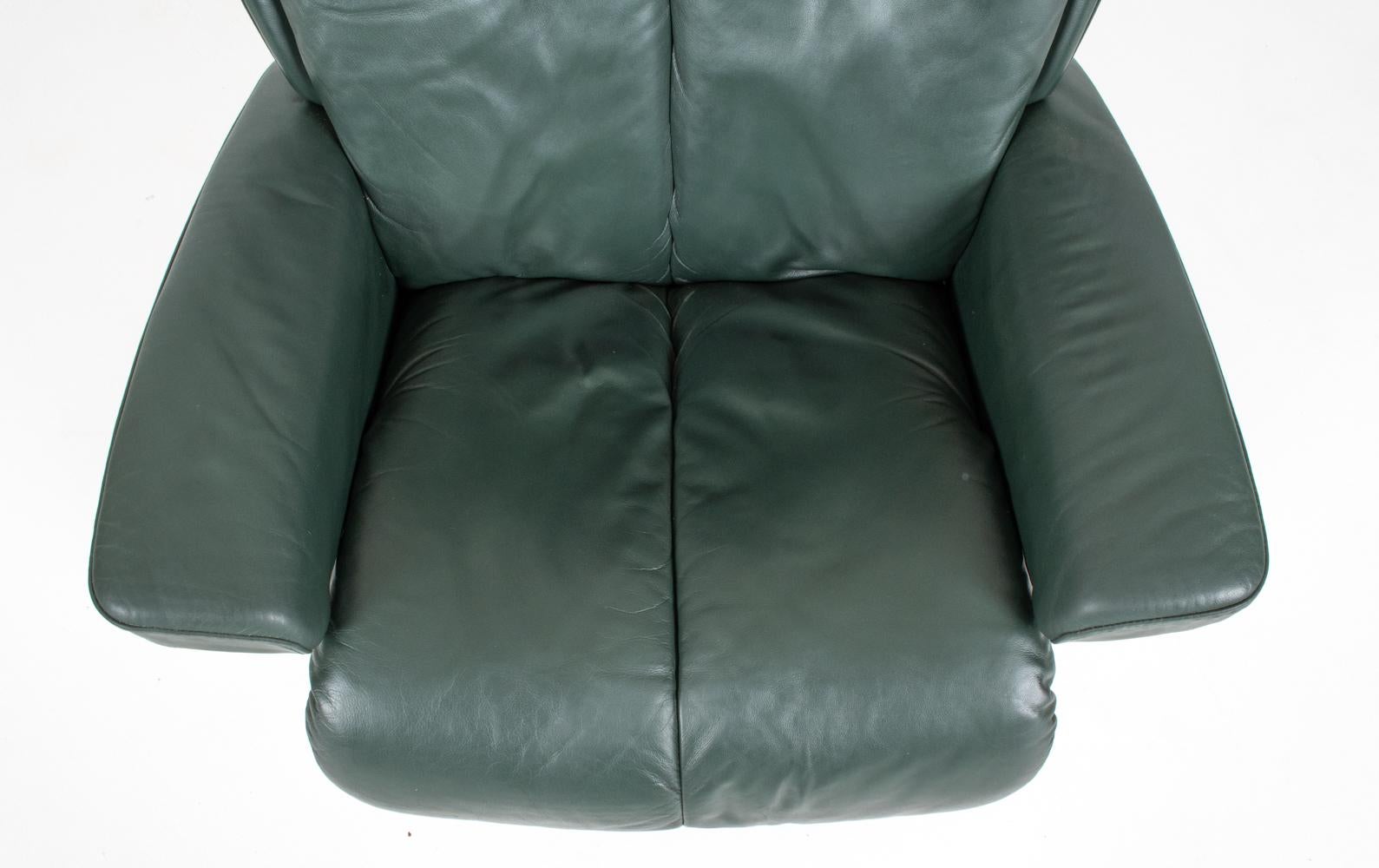 Ekornes Stressless Magic Lounge Chair & Ottoman Bon état - En vente à Norwalk, CT