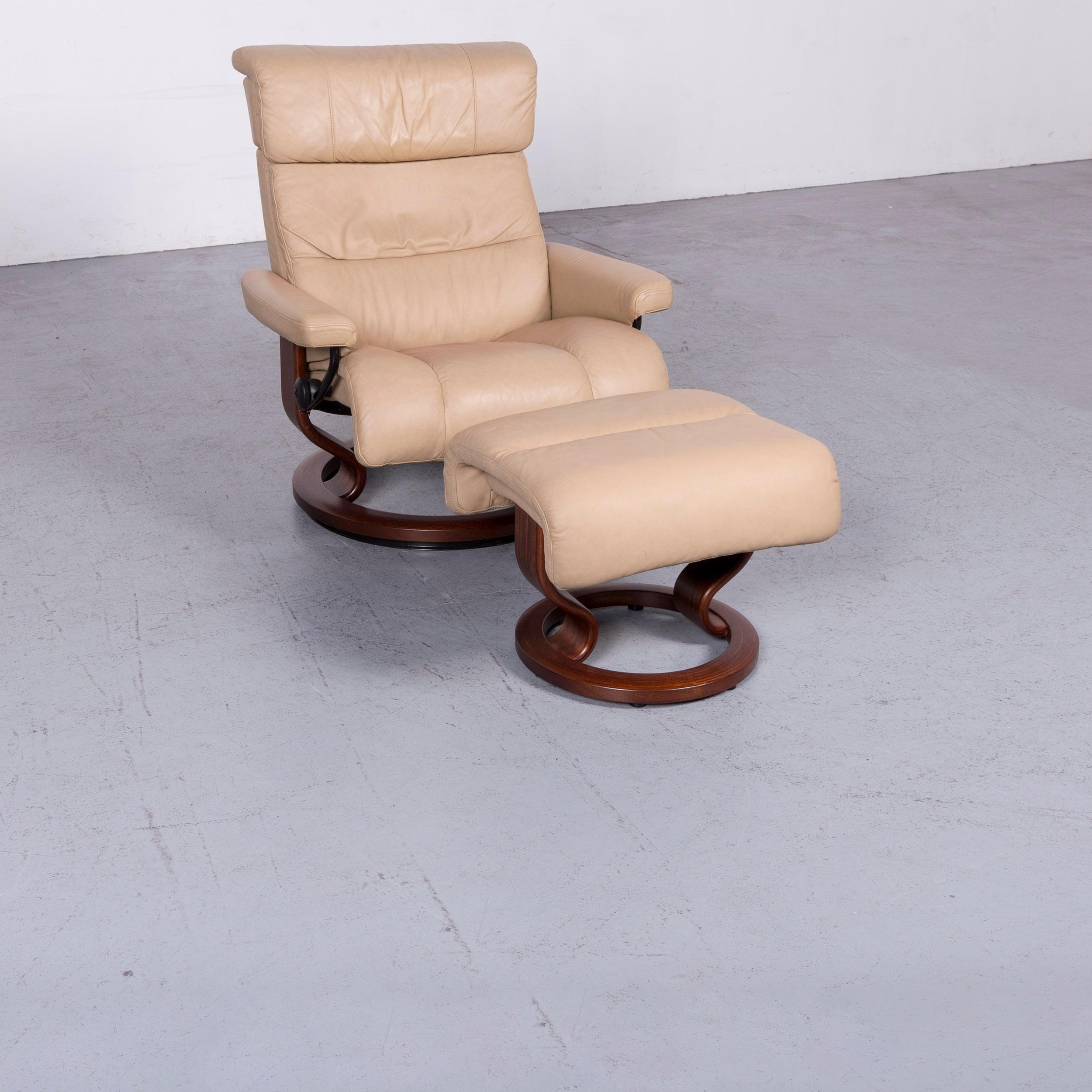 Ti presentiamo un set di poltrone Ekornes Stressless Memphis L in pelle beige, una poltrona reclinabile moderna.
