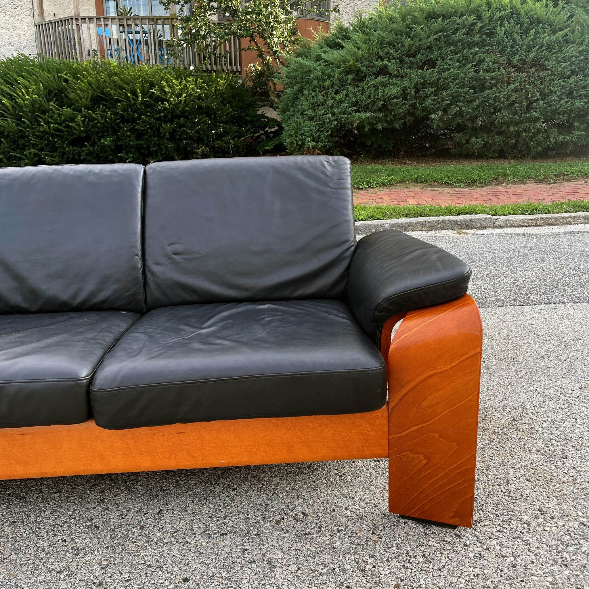Stressless Moderne Sofastühle und Ottomane aus schwarzem Leder „Pegasus“ im Angebot 4