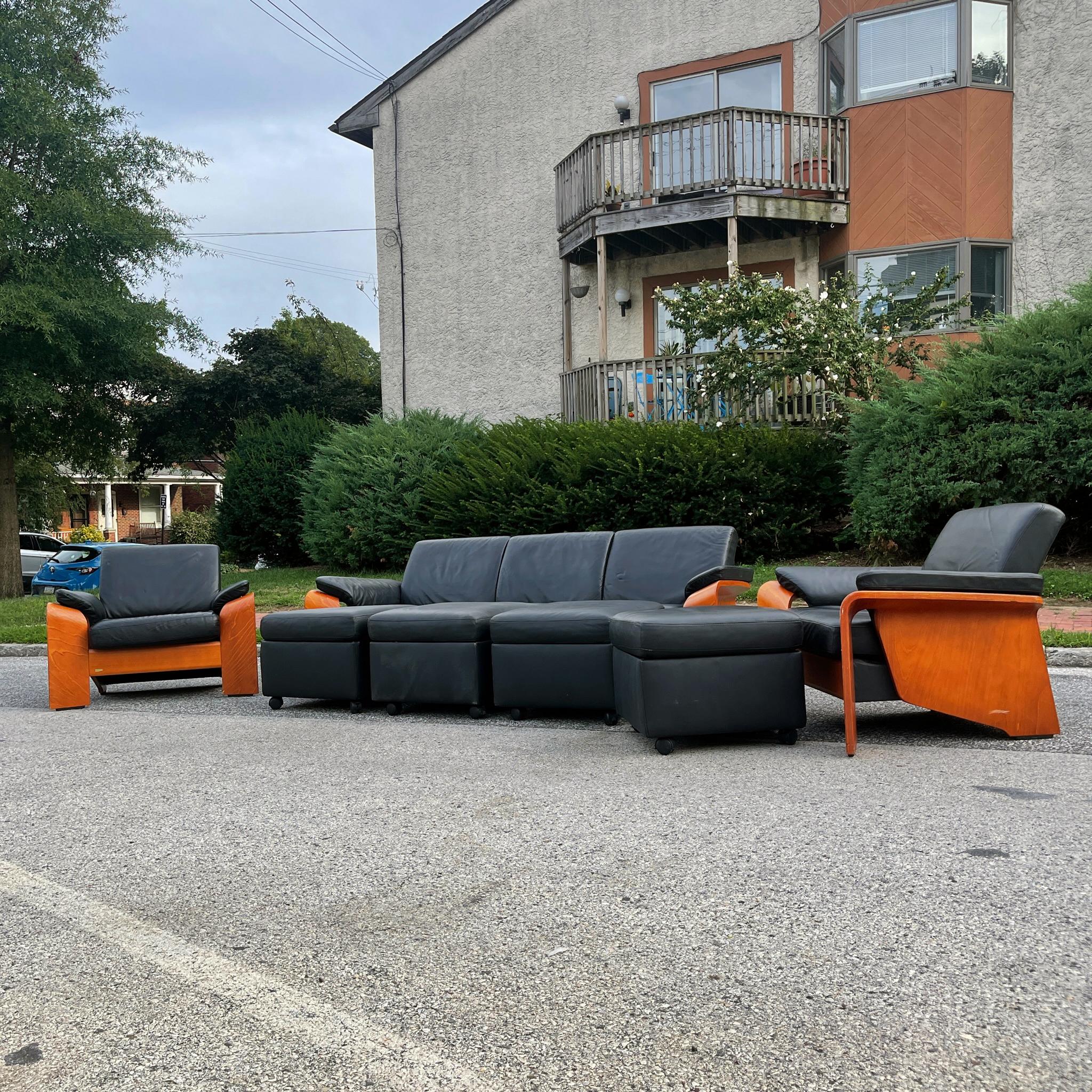 Ein auffälliges schwarzes Leder-Wohnzimmer-Set von Ekornes Stressless aus Norwegen. Komplett mit Dreisitzer-Sofa, zwei Loungesesseln und vier Rollhockern mit Stauraum im Inneren. Dieses komplette Set kostet über 11.000 Dollar! Alle Stücke sind in