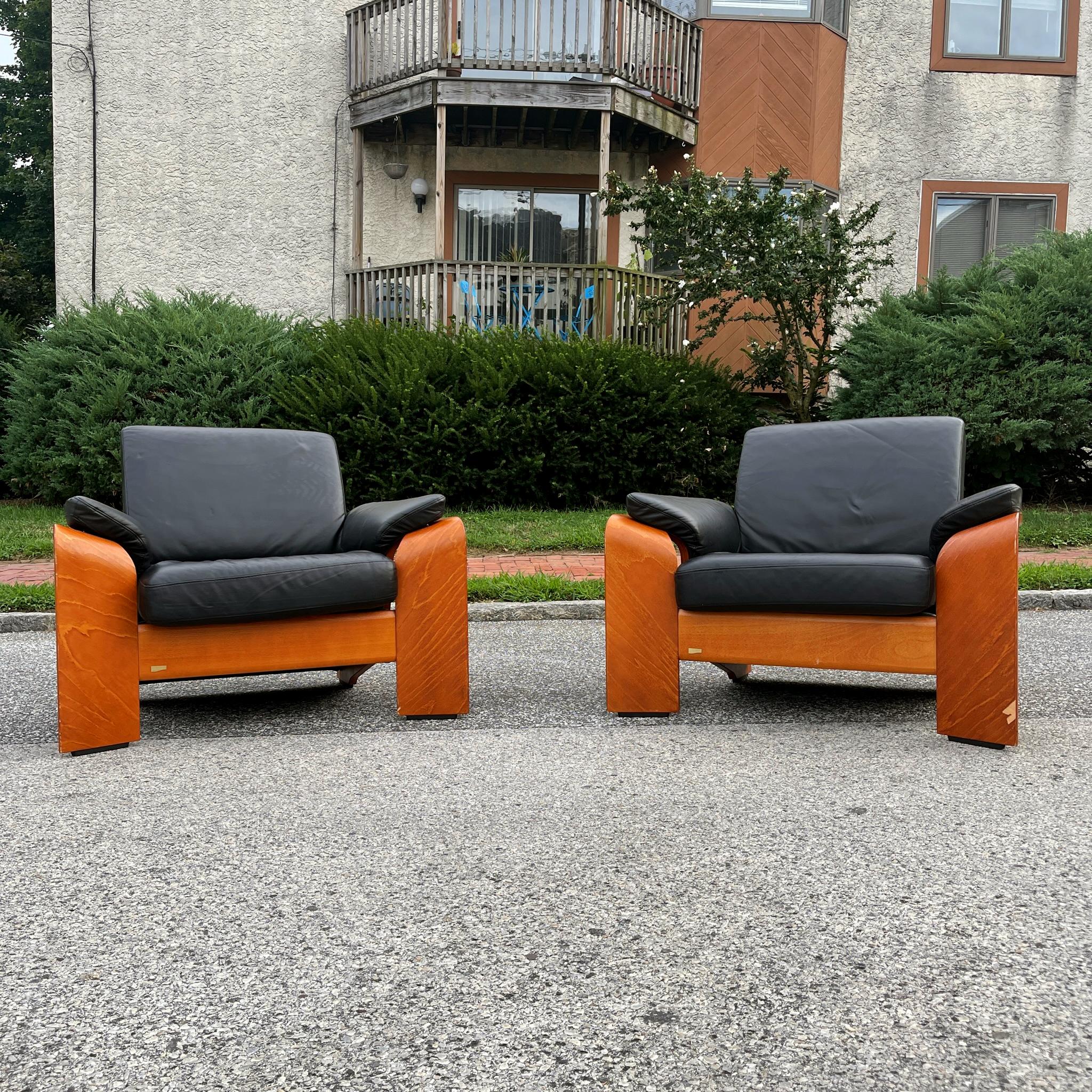 Stressless Moderne Sofastühle und Ottomane aus schwarzem Leder „Pegasus“ (Moderne der Mitte des Jahrhunderts) im Angebot