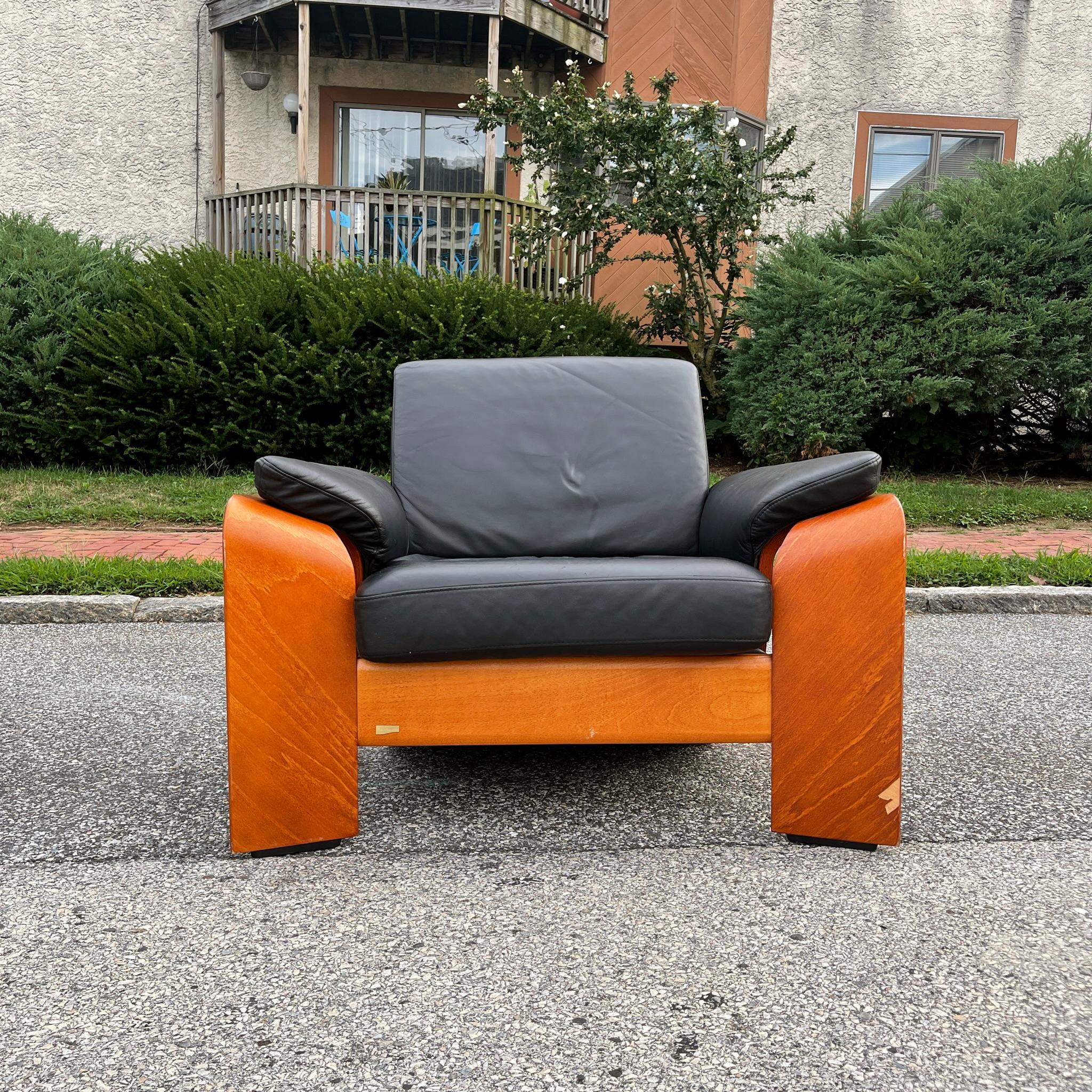 Stressless Moderne Sofastühle und Ottomane aus schwarzem Leder „Pegasus“ (Norwegisch) im Angebot