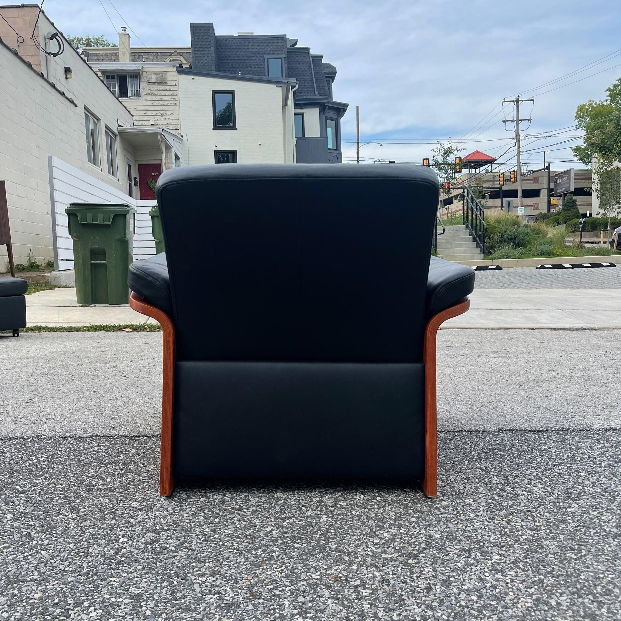 Stressless Moderne Sofastühle und Ottomane aus schwarzem Leder „Pegasus“ im Zustand „Gut“ im Angebot in Media, PA