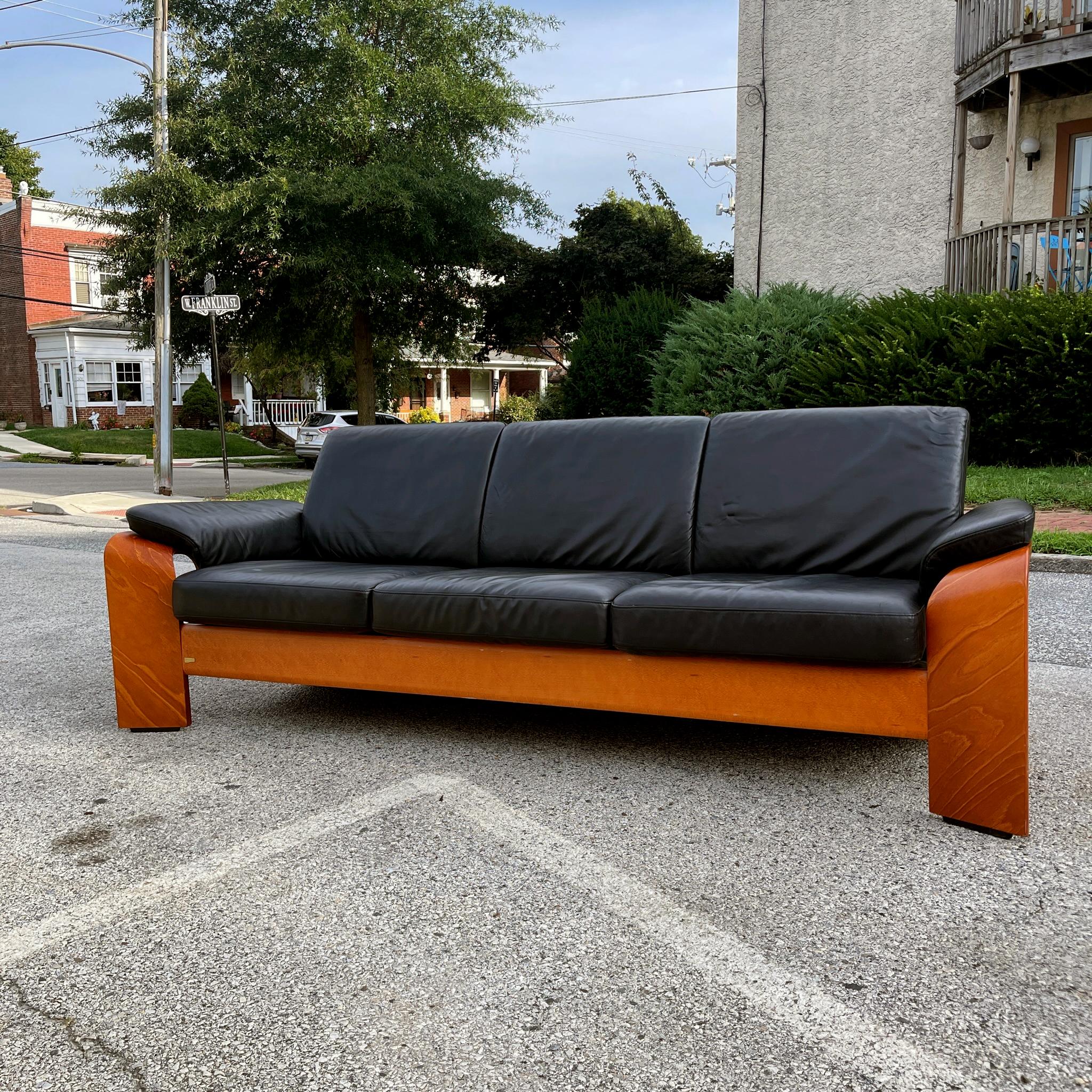 Stressless Moderne Sofastühle und Ottomane aus schwarzem Leder „Pegasus“ (21. Jahrhundert und zeitgenössisch) im Angebot
