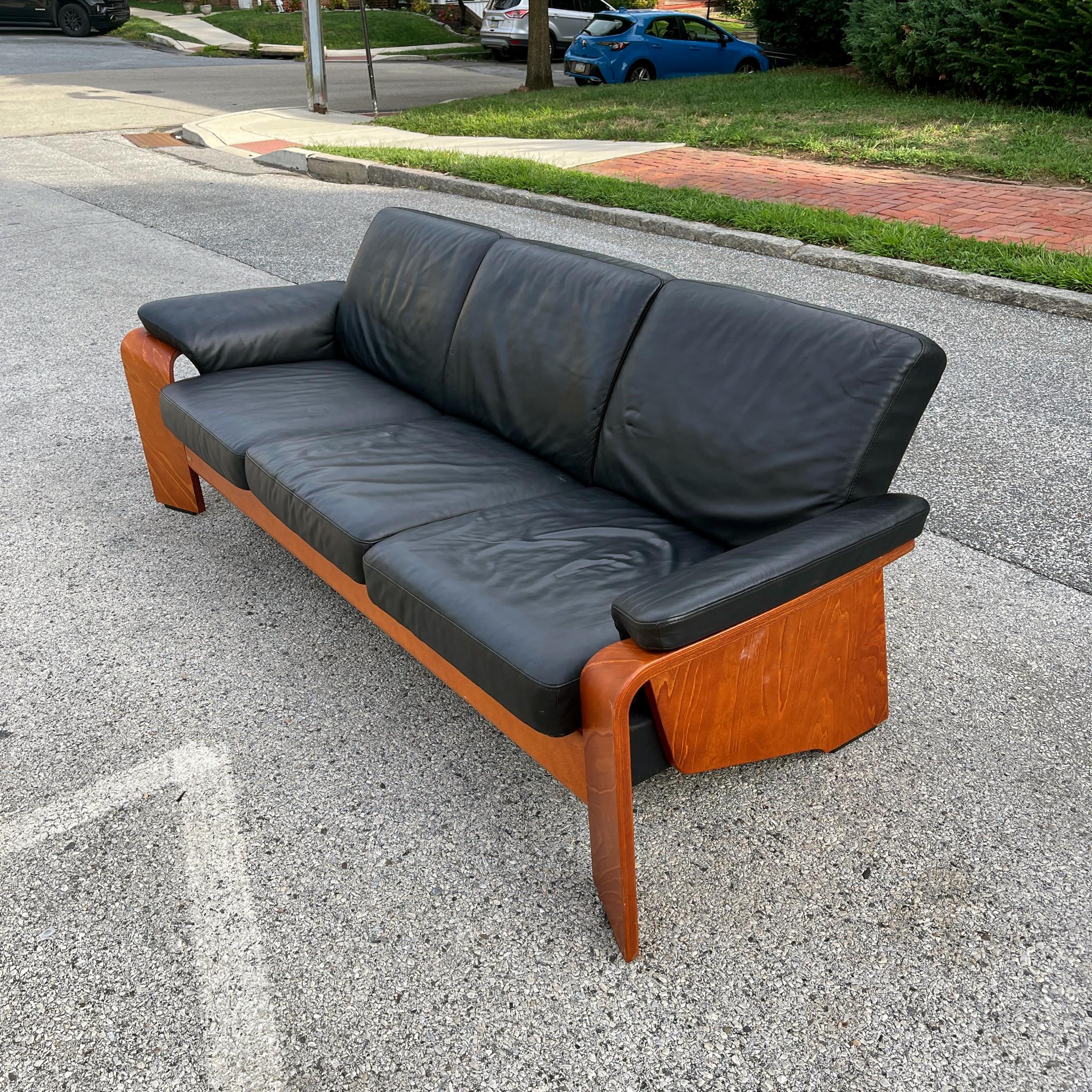 Stressless Moderne Sofastühle und Ottomane aus schwarzem Leder „Pegasus“ im Angebot 1