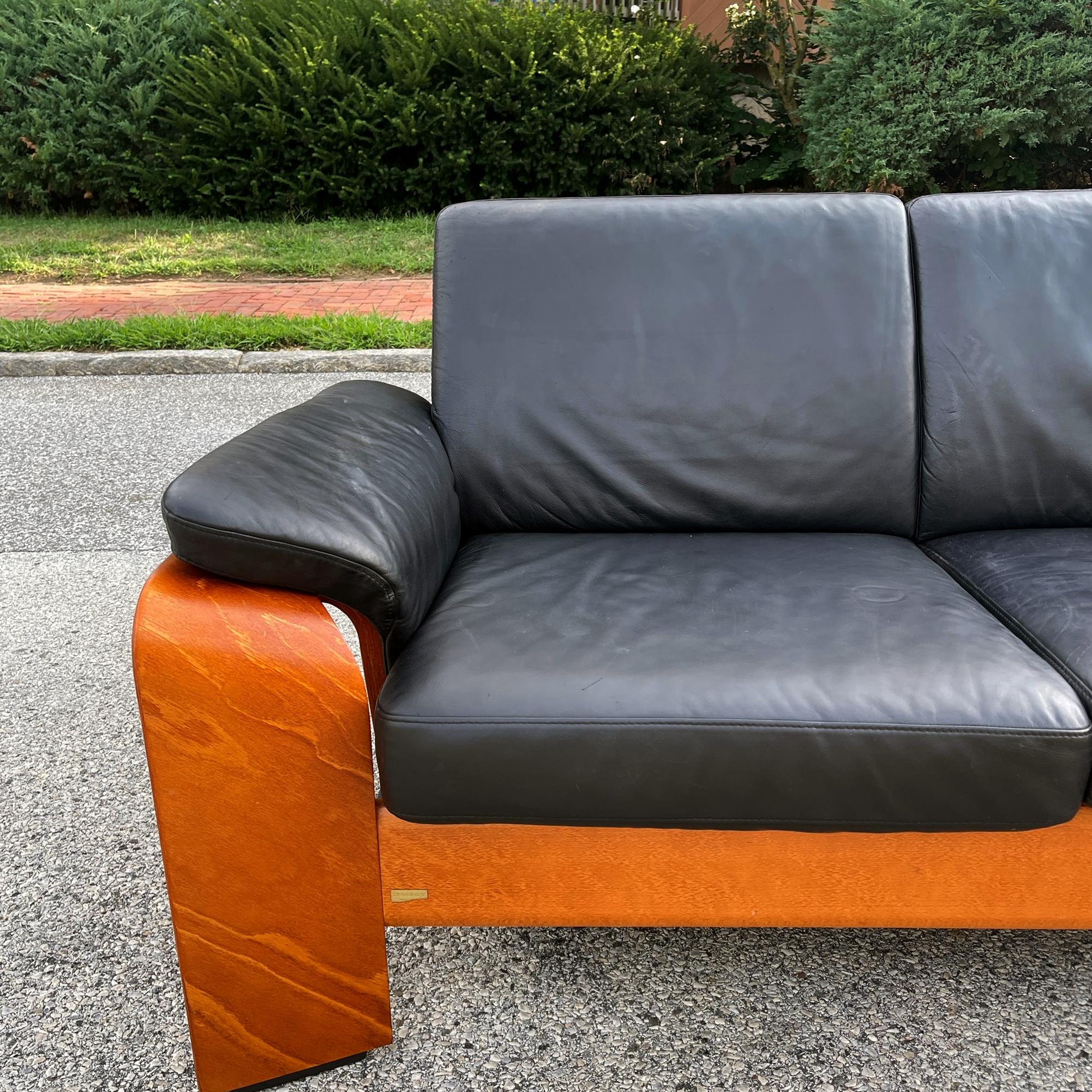 Stressless Moderne Sofastühle und Ottomane aus schwarzem Leder „Pegasus“ im Angebot 2