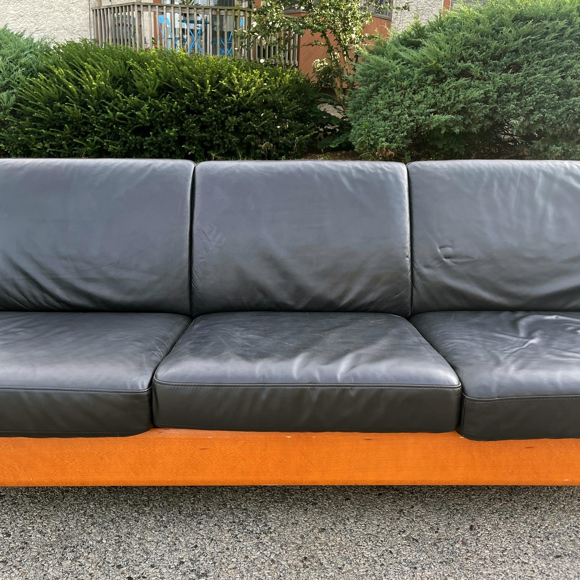 Stressless Moderne Sofastühle und Ottomane aus schwarzem Leder „Pegasus“ im Angebot 3