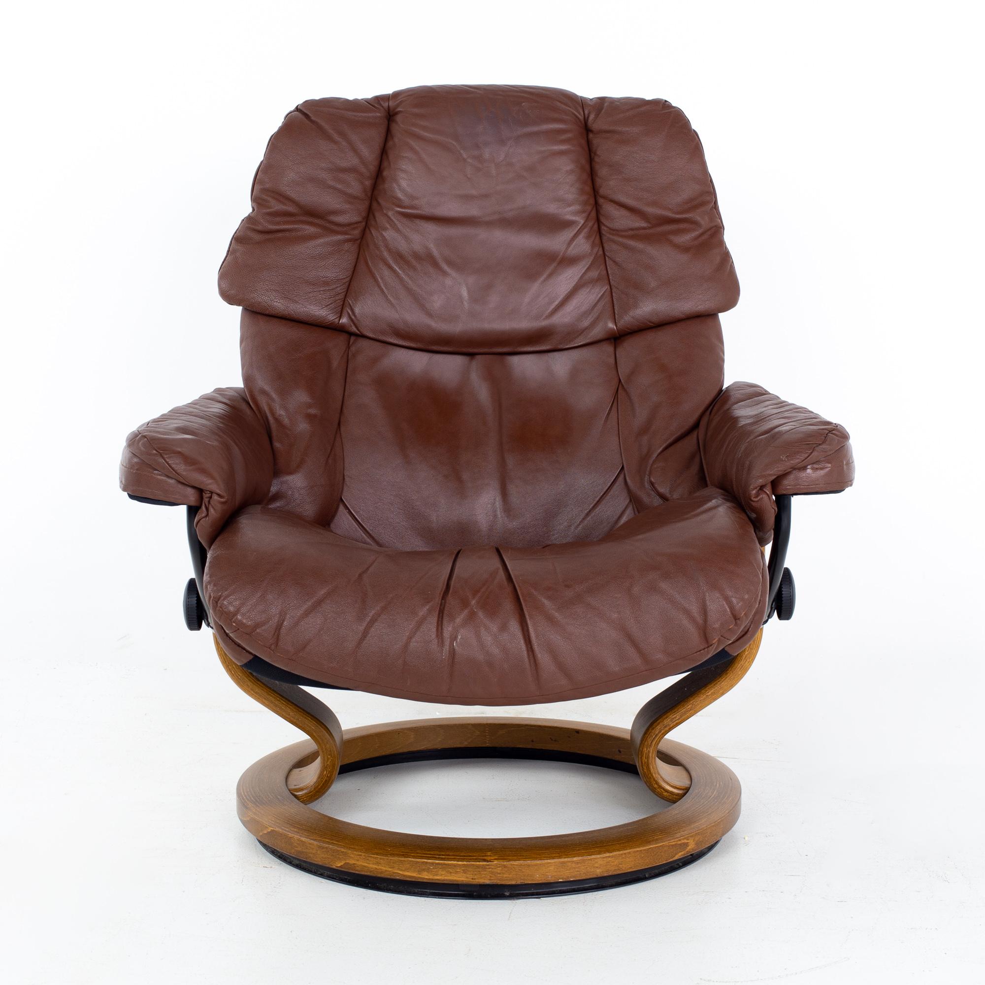 Ekornes Stressless Paloma Mid Century Reclining Swivel Leather Lounge Chair and In Good Condition In Countryside, IL