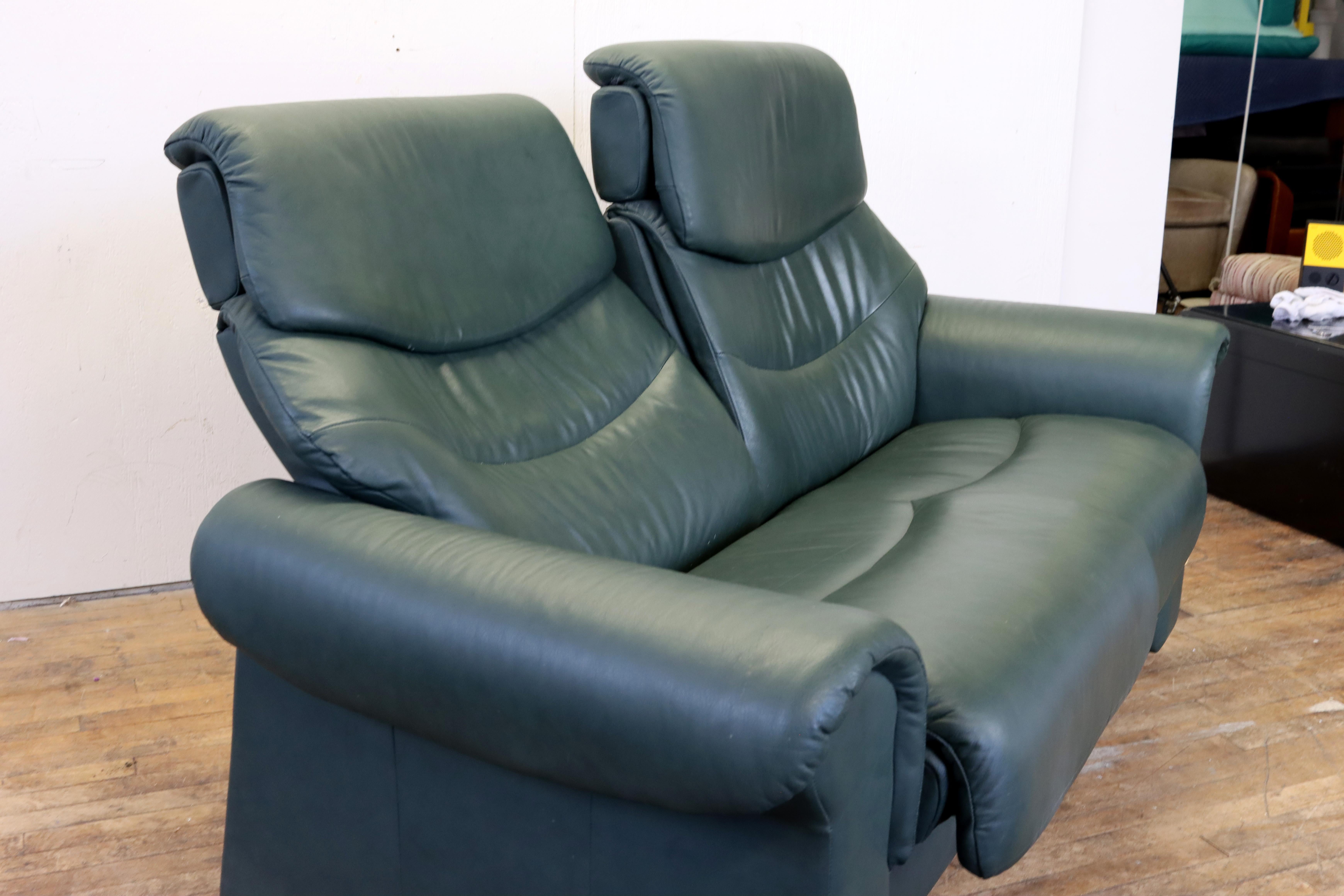 Ekornes Stressless Reclining Green Leather Loveseat In Good Condition In Media, PA