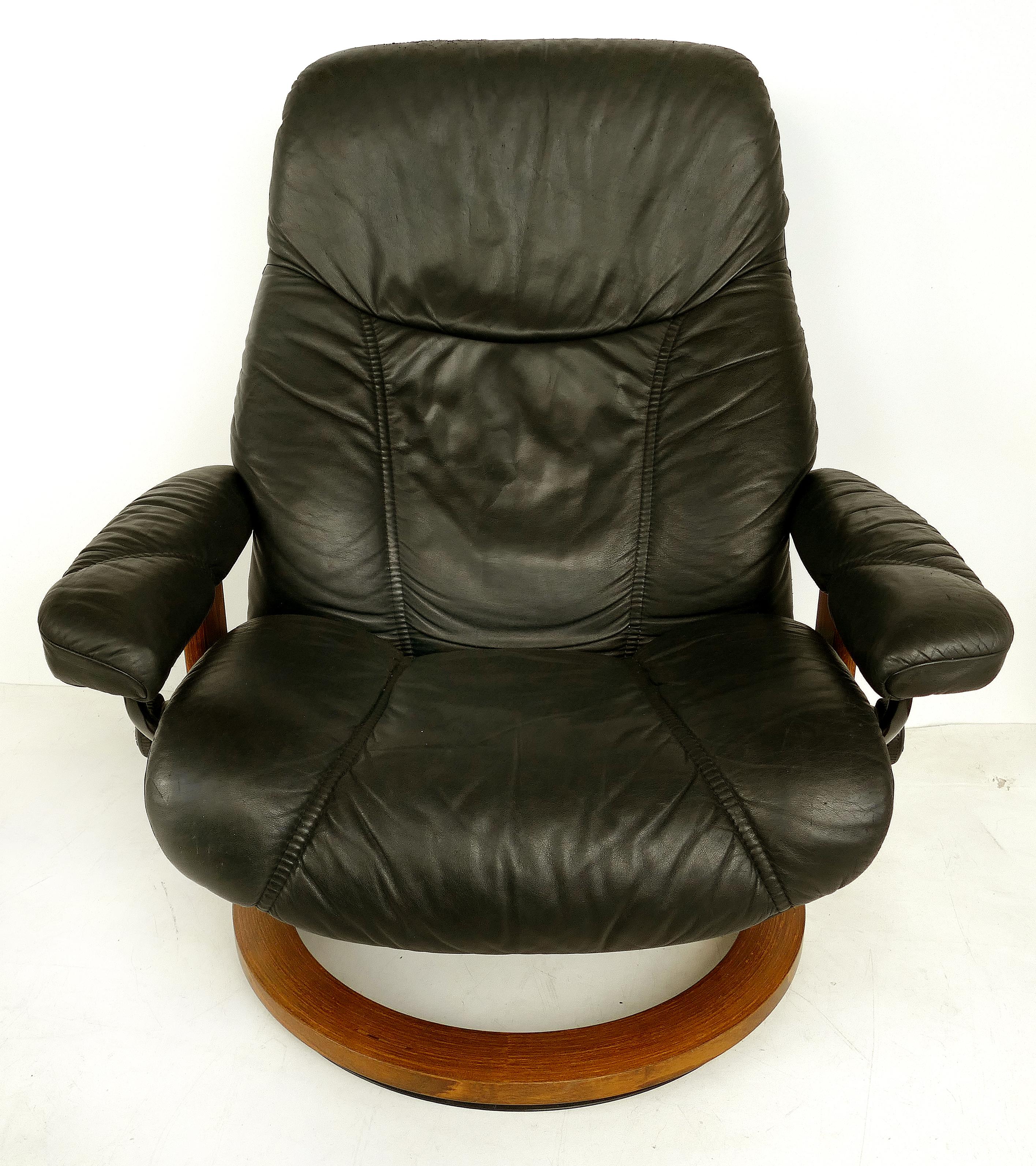 Ekornes reclining leather lounge chair with ottoman from Norway.

Offered for sale is a black leather and bentwood recliner and ottoman by Ekornes of Norway. The set is in good condition, however, the top and back of the chair has claw marks as