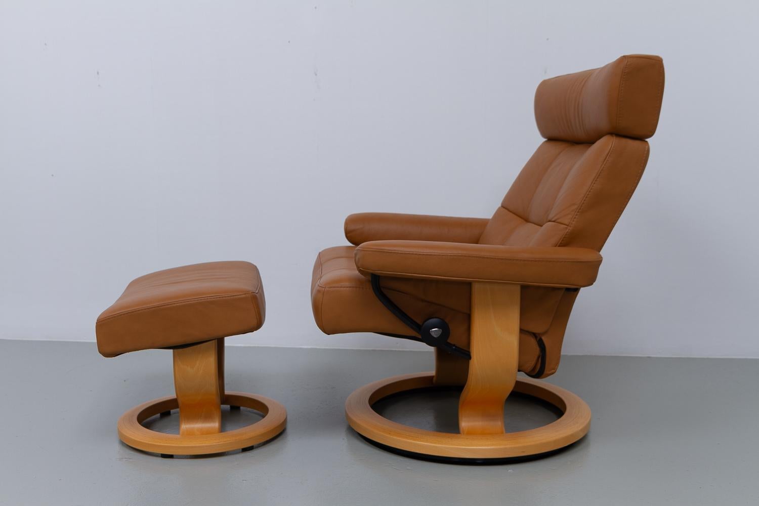 Ekornes Stressless Reclining Lounge Chair and Ottoman, 2000s. 7