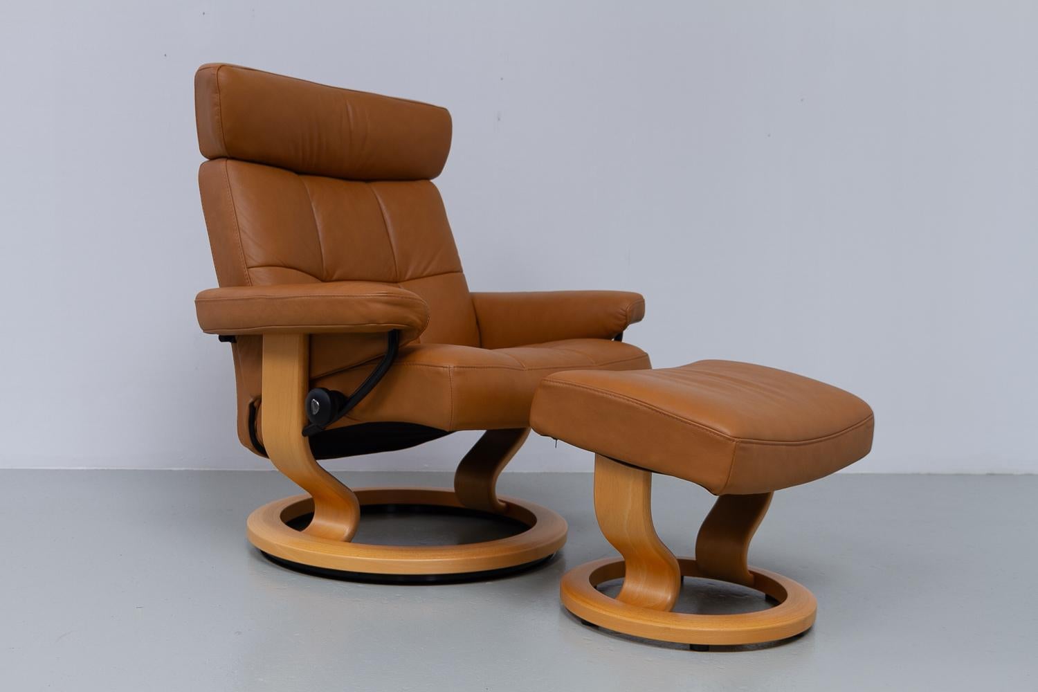 Scandinavian Modern Ekornes Stressless Reclining Lounge Chair and Ottoman, 2000s.