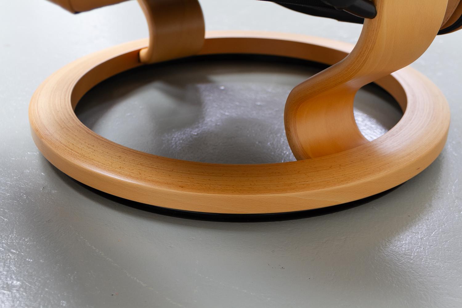 Ekornes Stressless Reclining Lounge Chair and Ottoman, 2000s. In Good Condition In Asaa, DK