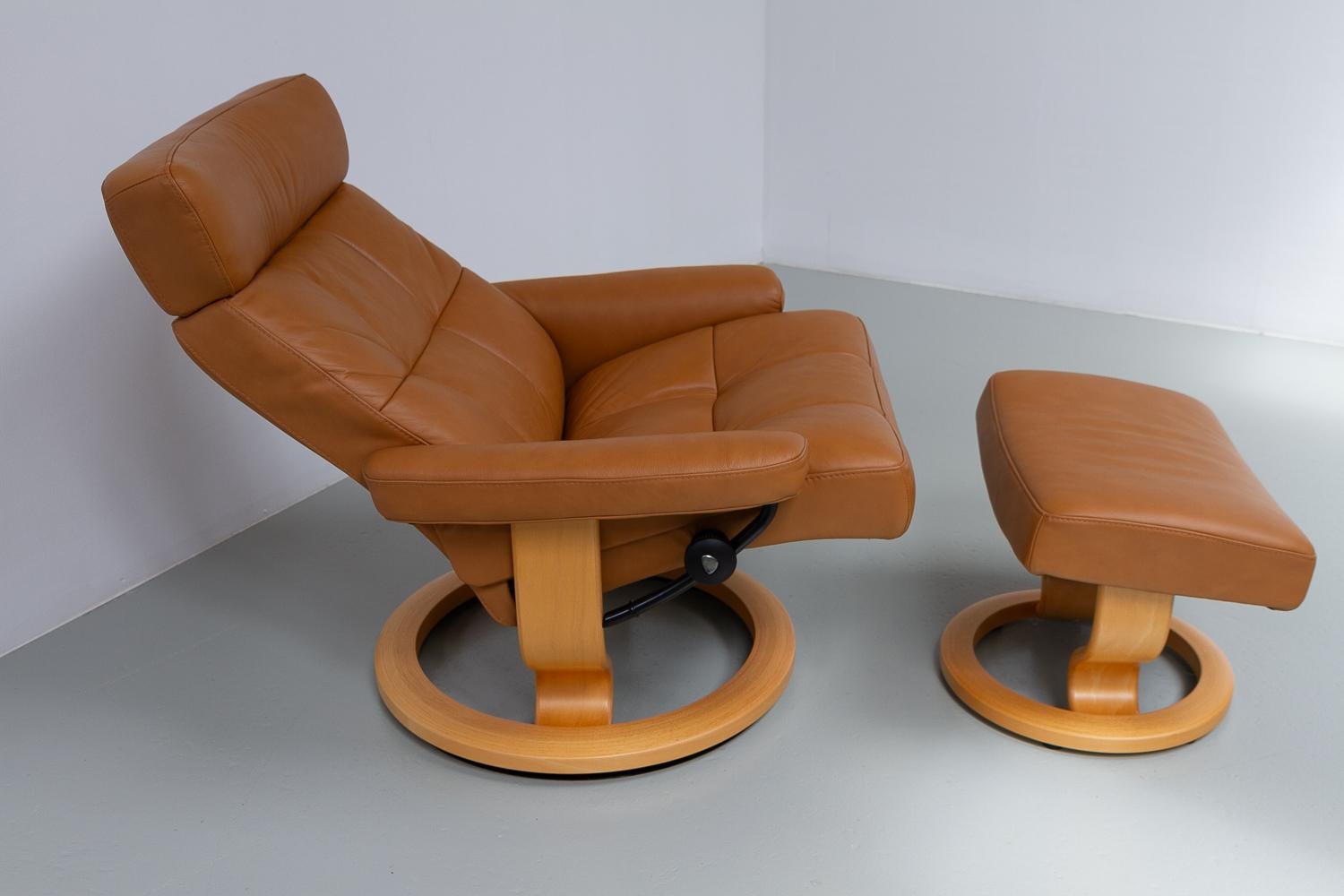 Leather Ekornes Stressless Reclining Lounge Chair and Ottoman, 2000s.