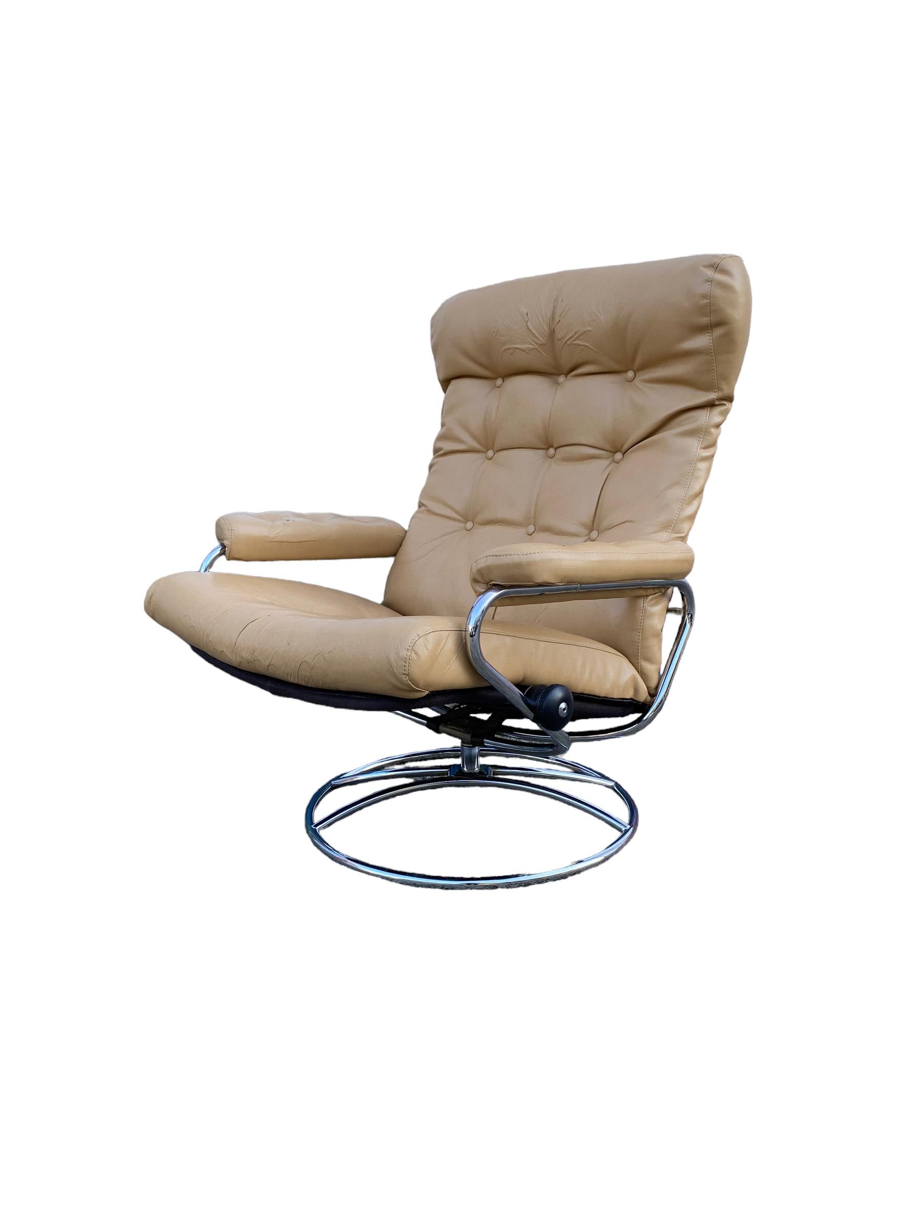 Ekornes Stressless Reclining Lounge Chair and Ottoman For Sale 2