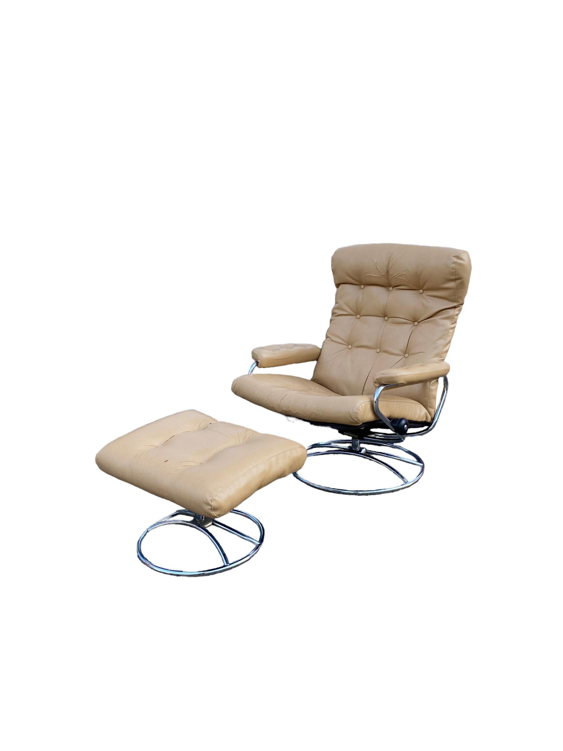 Chaise longue inclinable et ottoman Ekornes Stressless. Elegant design scandinave du milieu du siècle avec cadre tubulaire en chrome plié et coussin en cuir collé crème. Ce design intemporel vous permet de vous détendre en tout confort.
Vendu en