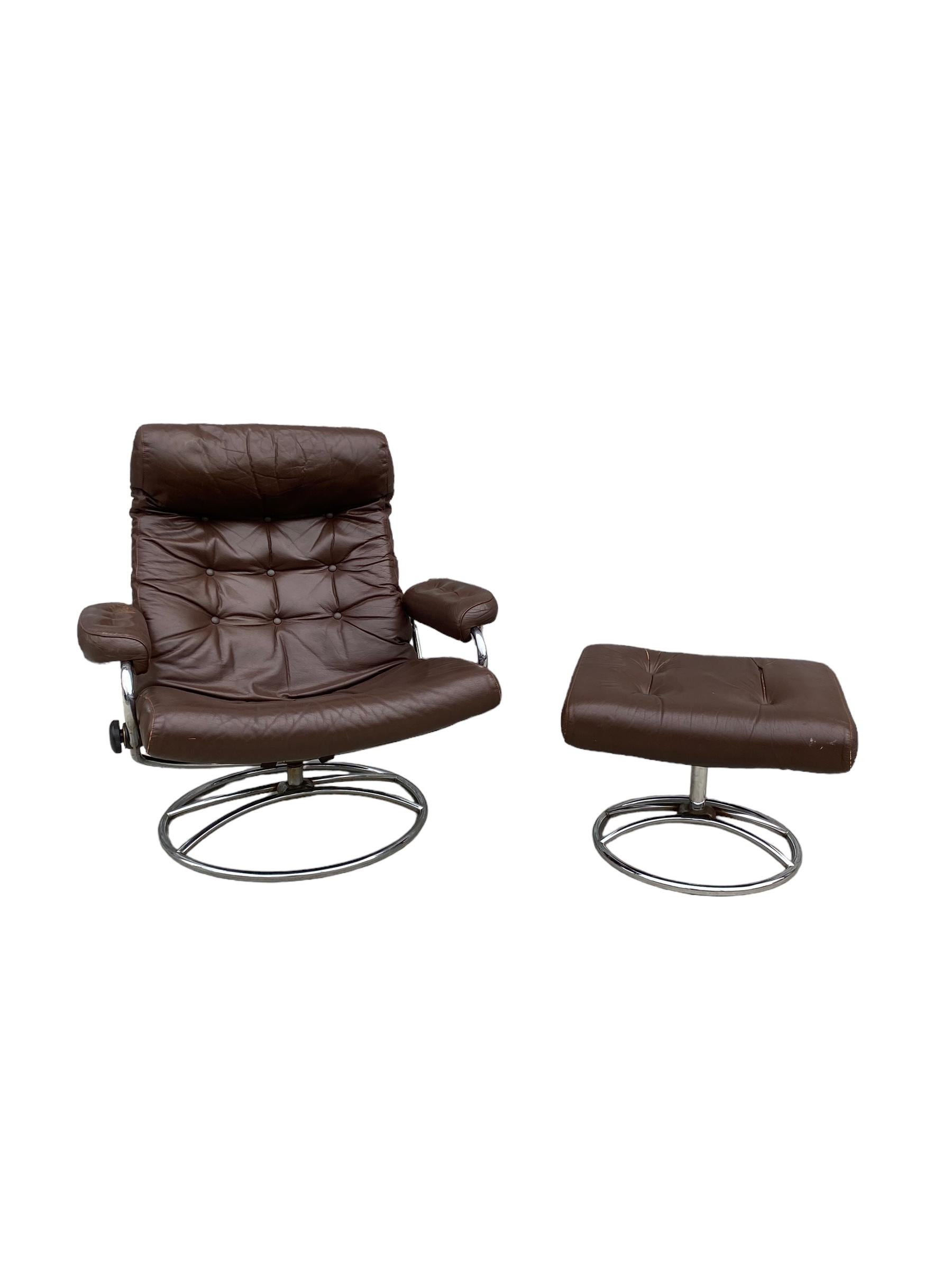 Ekornes Stressless reclining lounge chair and ottoman. Elegant mid century Scandinavian design with tubular bent chrome frame and brown leather cushion. Lounge in comfort with this timeless design.