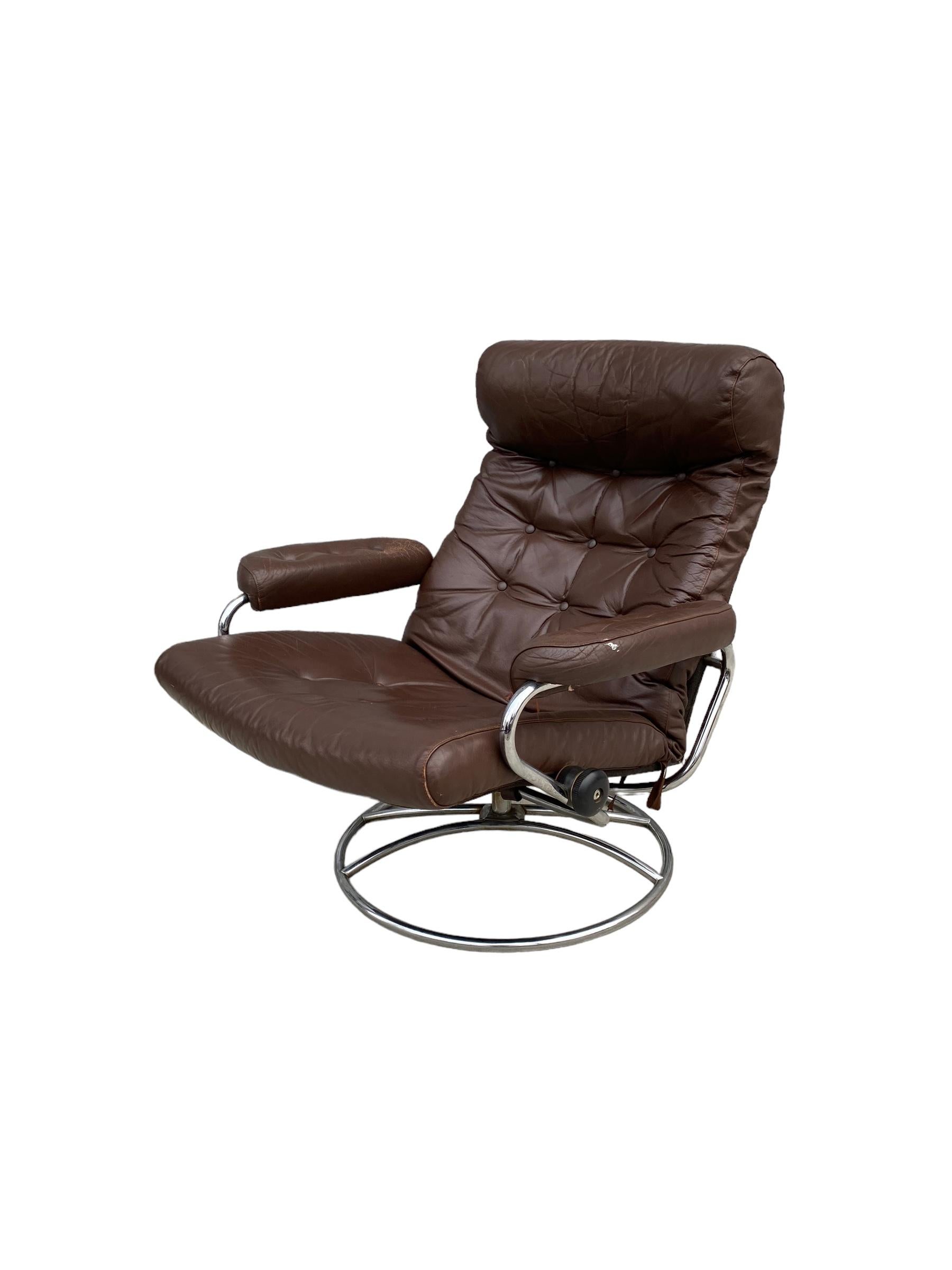 Ekornes Stressless Reclining Lounge Chair and Ottoman In Fair Condition For Sale In Brooklyn, NY