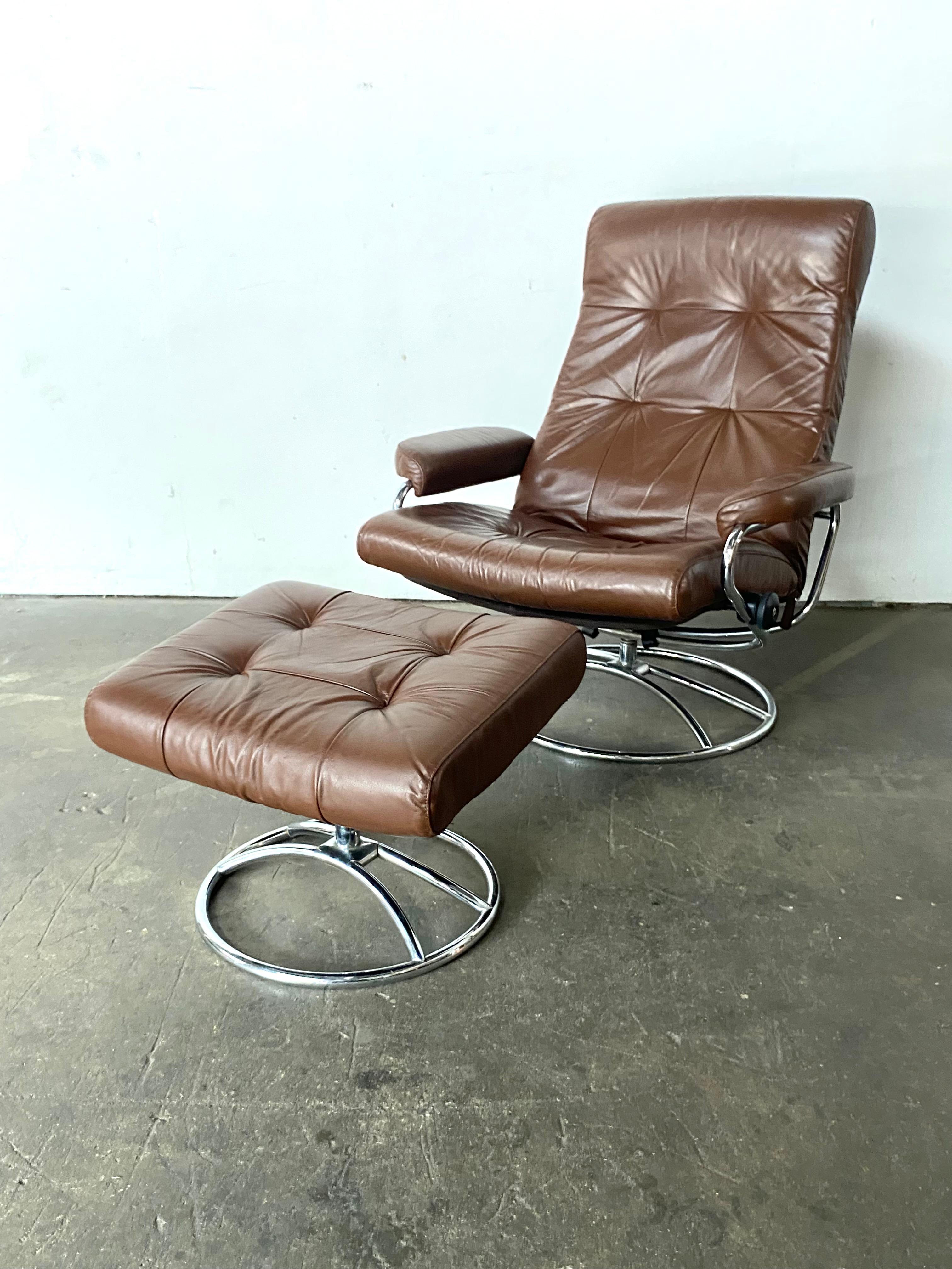Ekornes Stressless reclining lounge chair and ottoman. Elegant mid century Scandinavian design with tubular bent chrome frame and  chestnut brown leather cushion. Lounge in comfort with this timeless design.