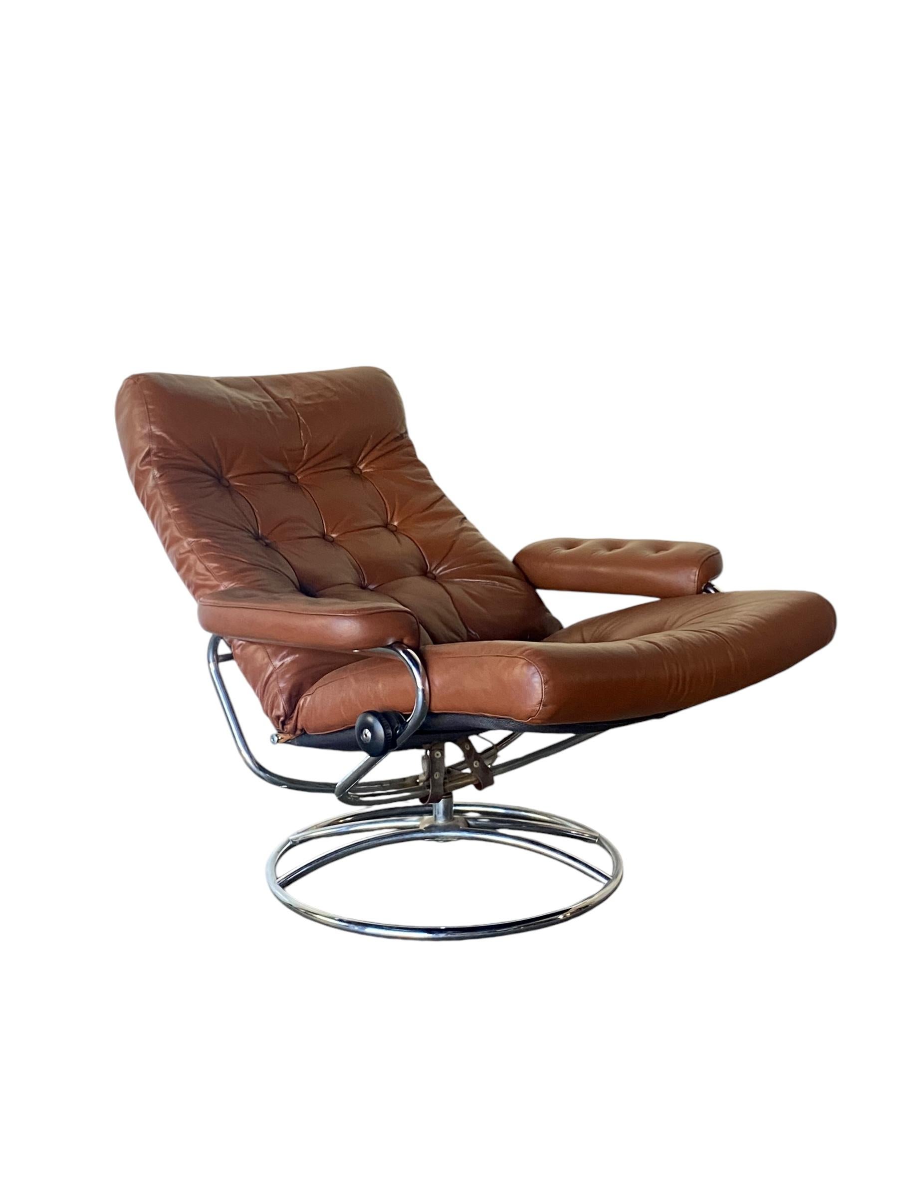 Ekornes Stressless Reclining Lounge Chair and Ottoman In Fair Condition In Brooklyn, NY