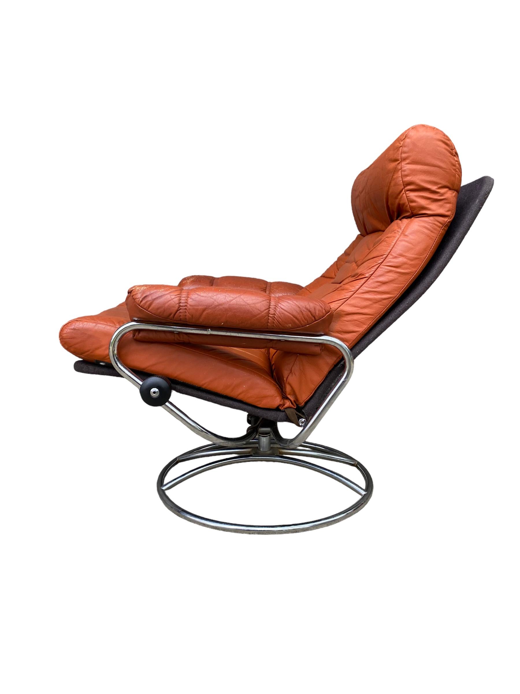 Ekornes Stressless Reclining Lounge Chair and Ottoman In Fair Condition In Brooklyn, NY