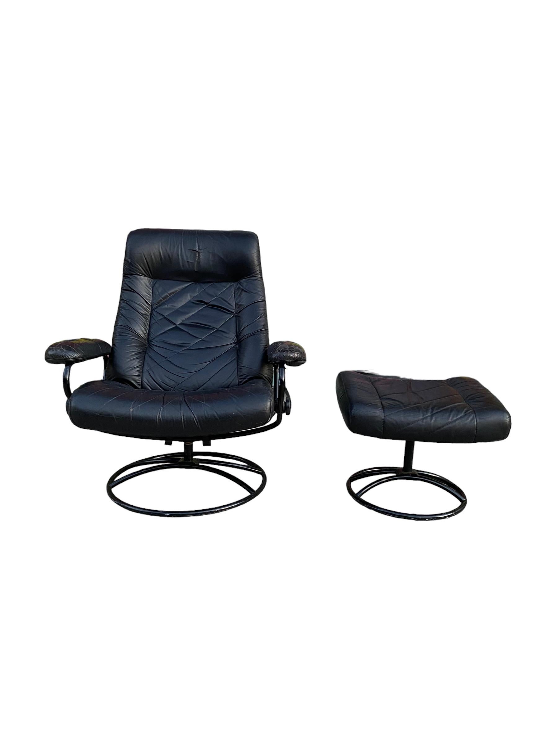 Ekornes Stressless reclining lounge chair and ottoman. Elegant midcentury Scandinavian design with tubular bent steel frame with black powder coat  and black leather cushion. Lounge in comfort with this timeless design.