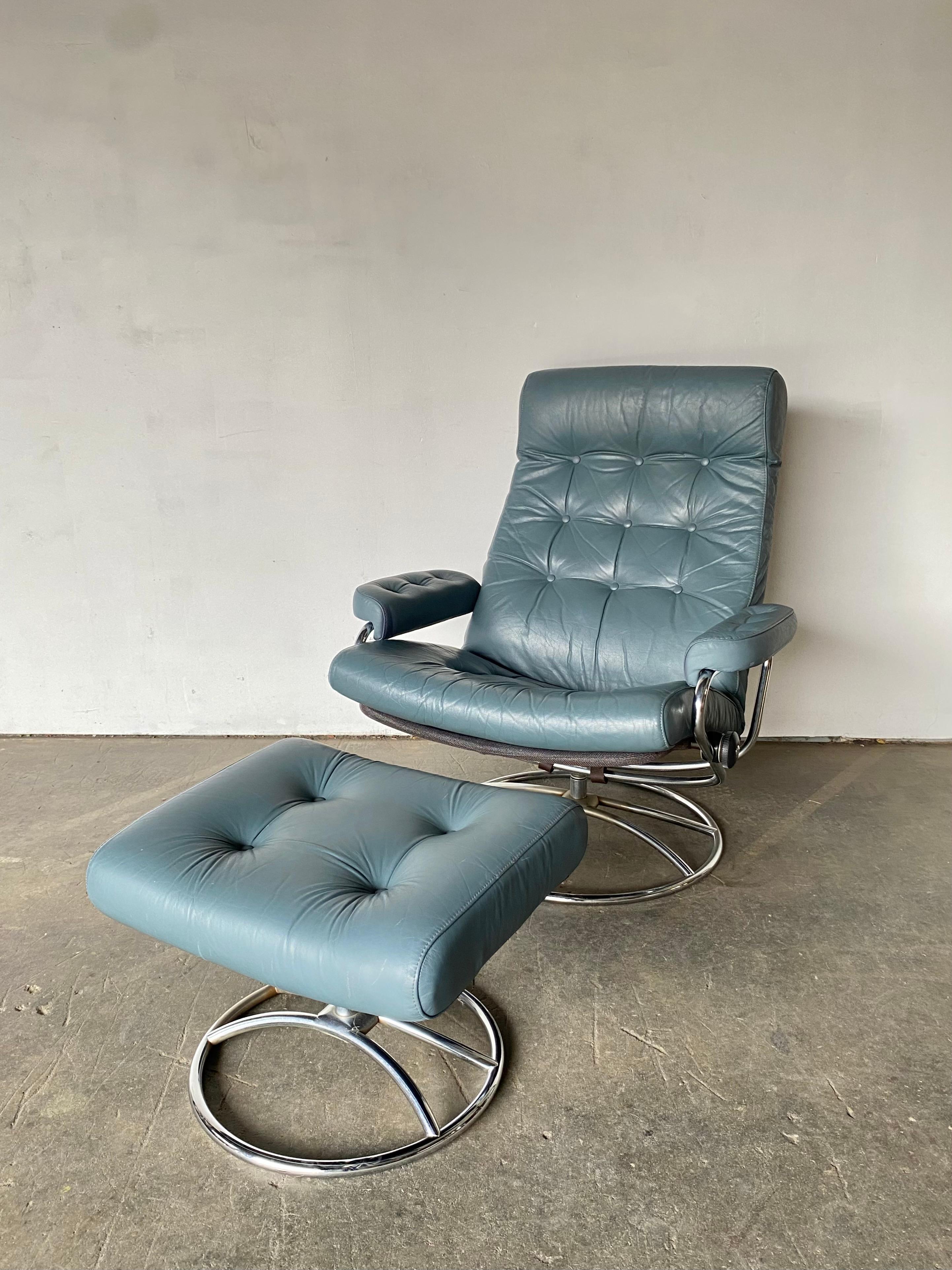 Ekornes Stressless Reclining Lounge Chair and Ottoman in Blue Leather For Sale 6