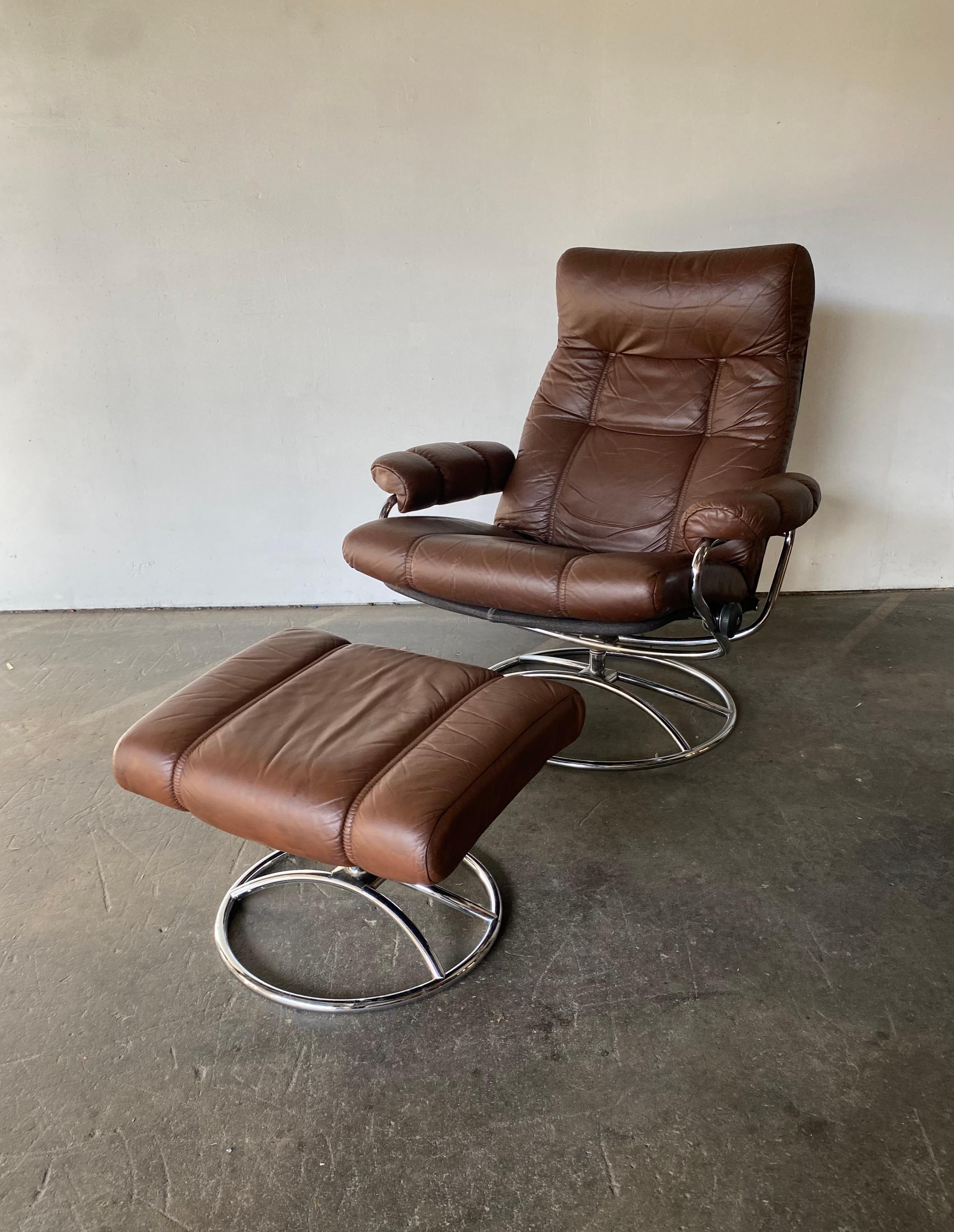 Mid-Century Modern Ekornes Stressless Reclining Lounge Chair and Ottoman in Brown Leather For Sale