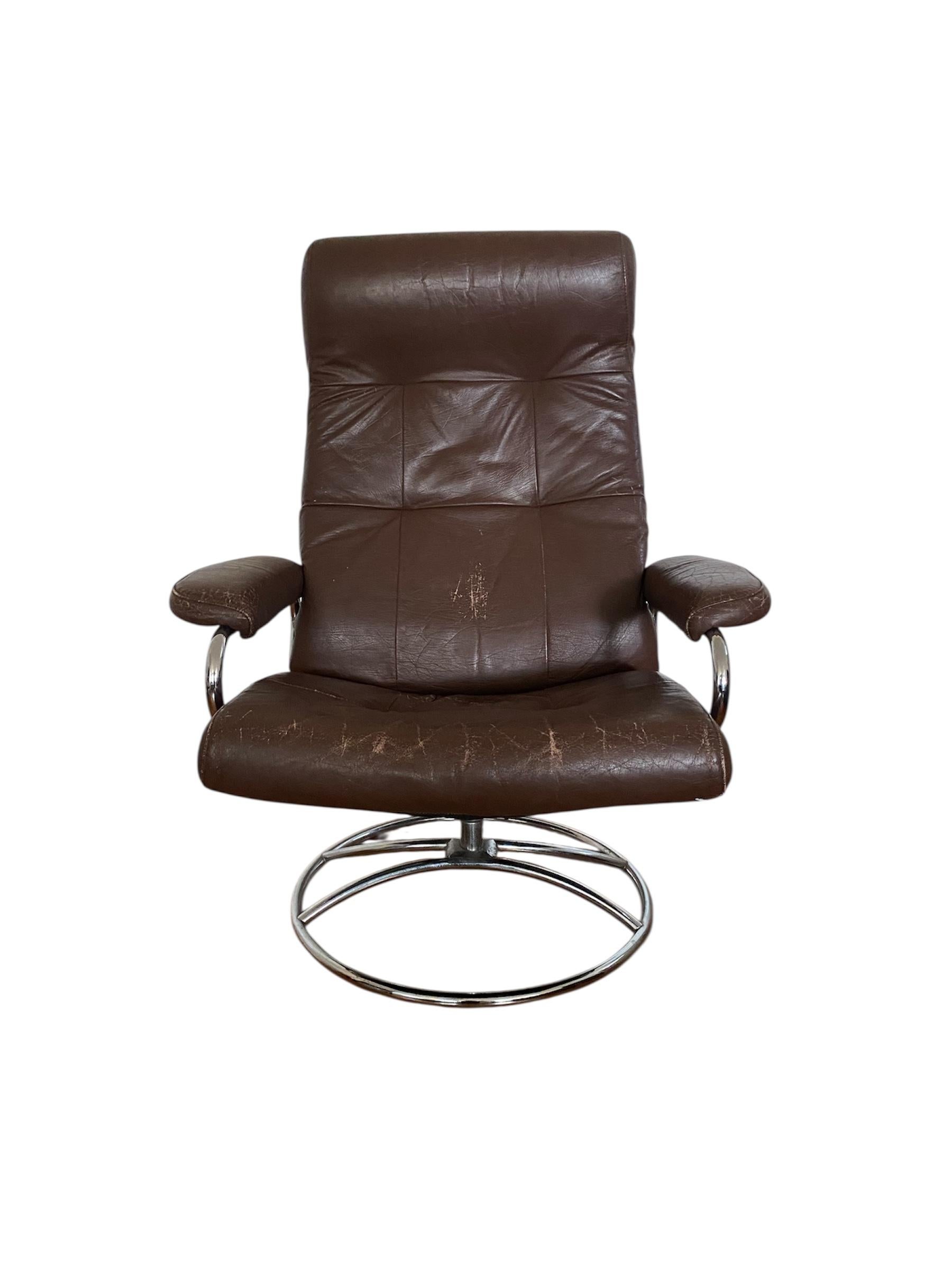 Mid-Century Modern Ekornes Stressless Chaise longue inclinable et pouf en cuir Brown en vente