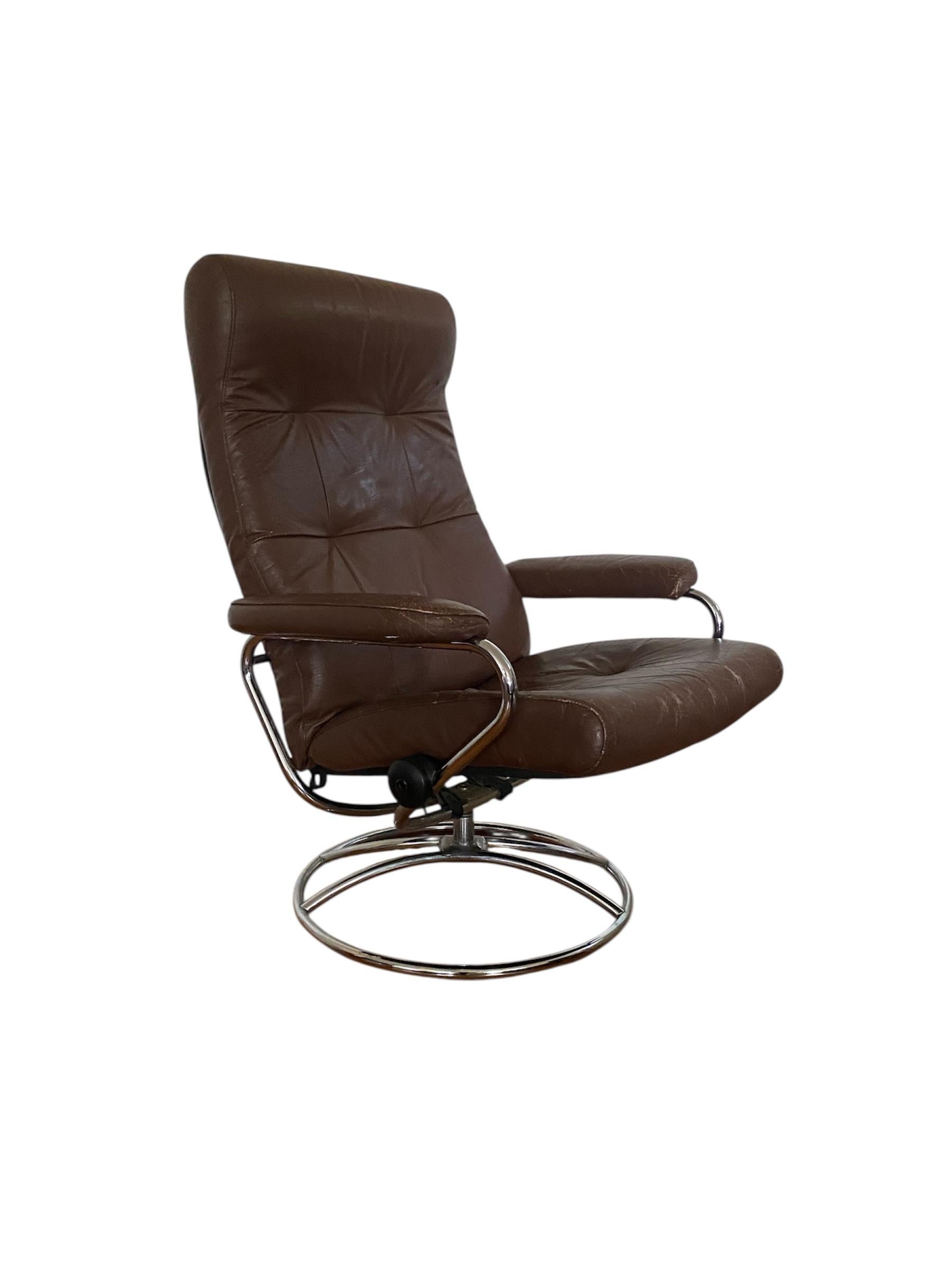 Norvégien Ekornes Stressless Chaise longue inclinable et pouf en cuir Brown en vente