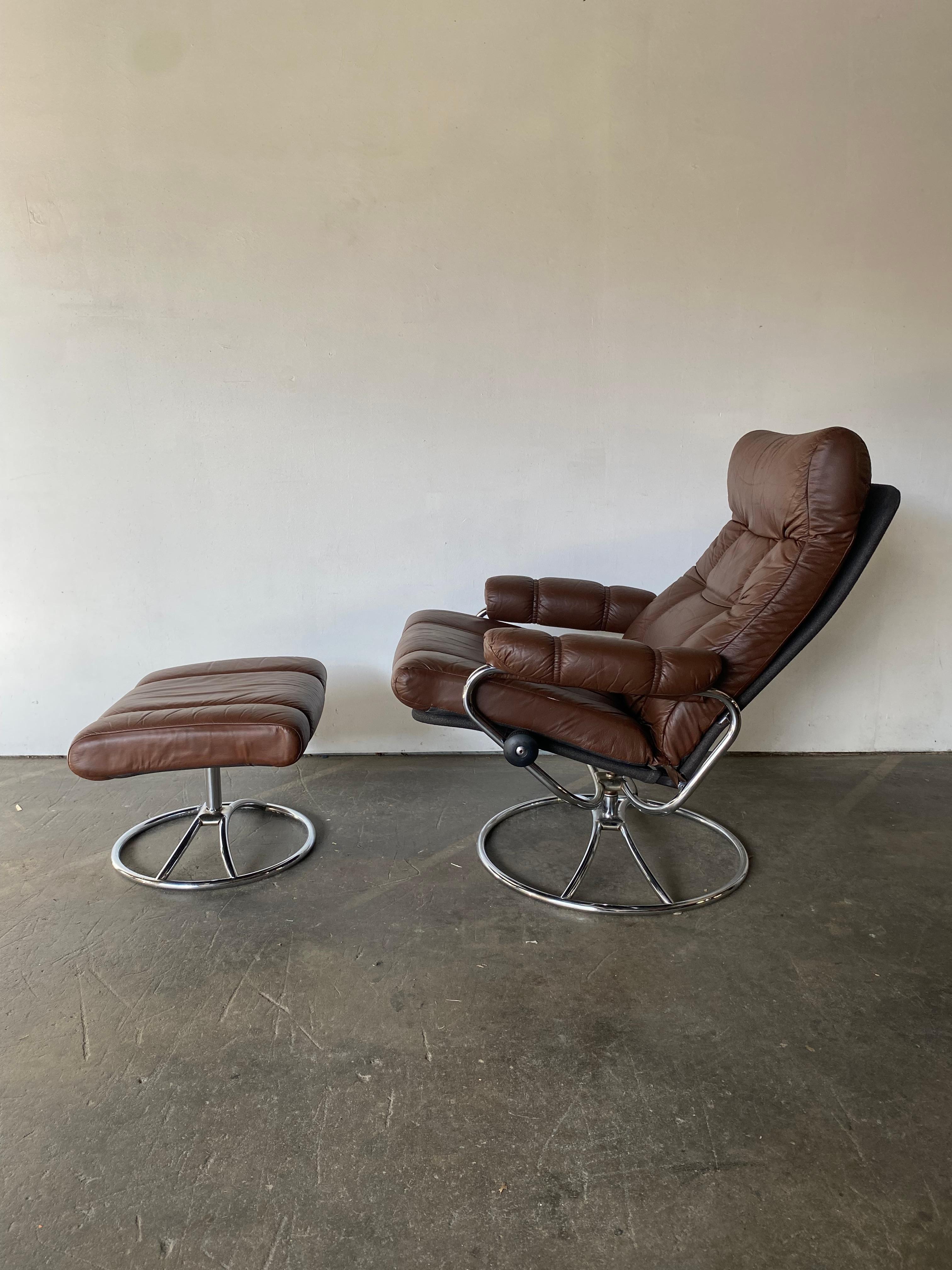 Ekornes Stressless Reclining Lounge Chair and Ottoman in Brown Leather In Good Condition For Sale In Brooklyn, NY