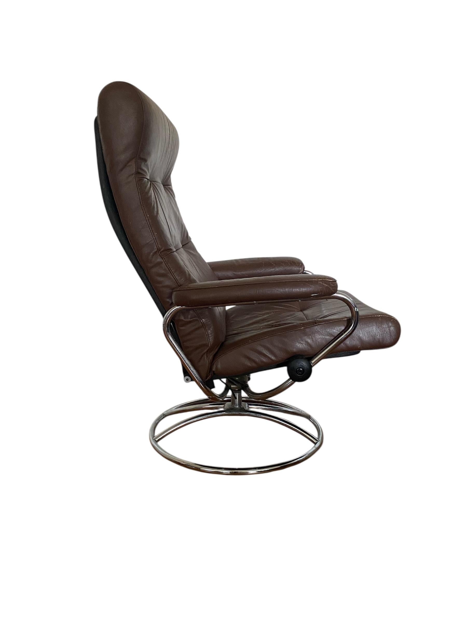 Ekornes Stressless Chaise longue inclinable et pouf en cuir Brown Bon état - En vente à Brooklyn, NY