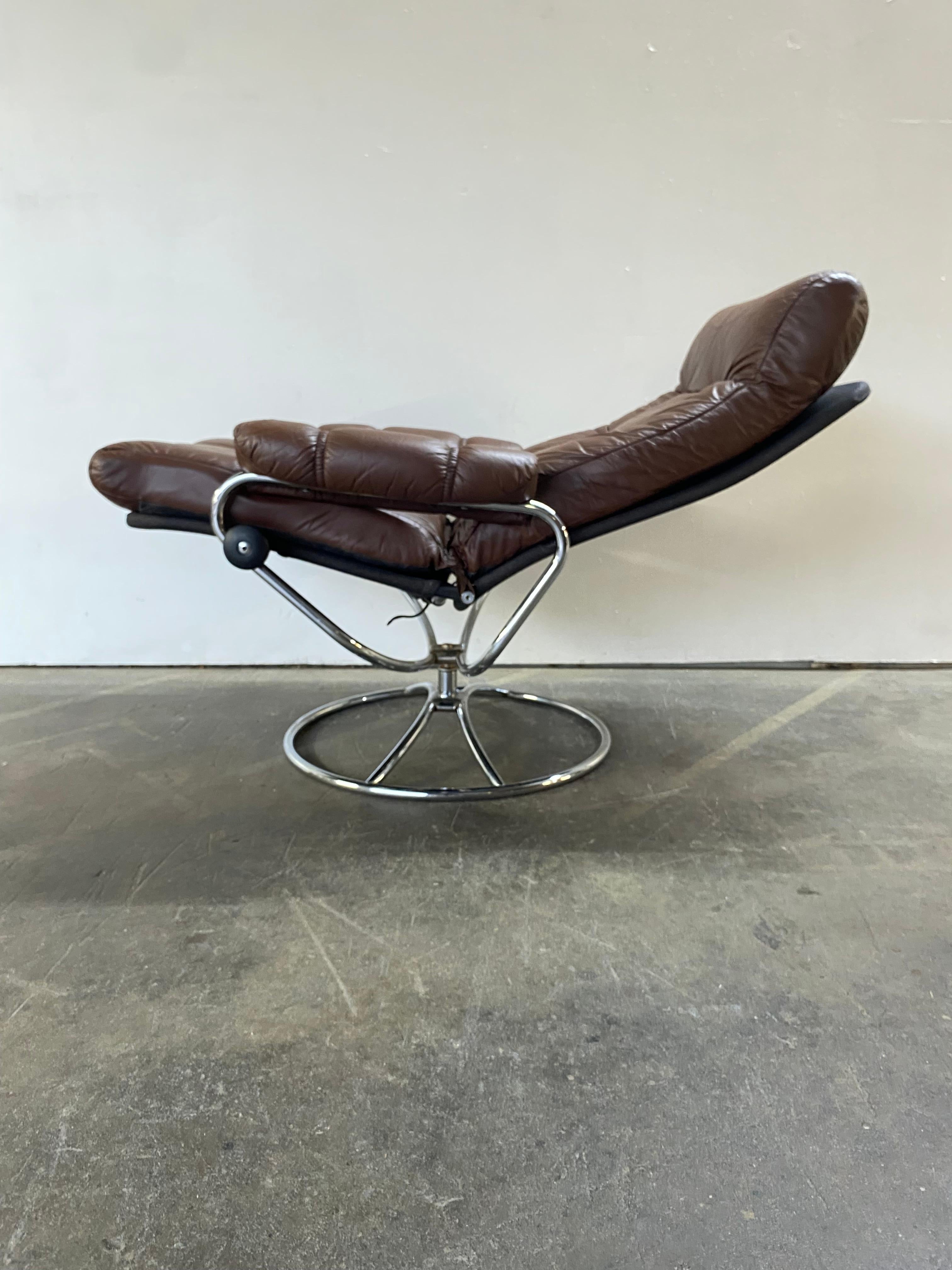 20th Century Ekornes Stressless Reclining Lounge Chair and Ottoman in Brown Leather For Sale